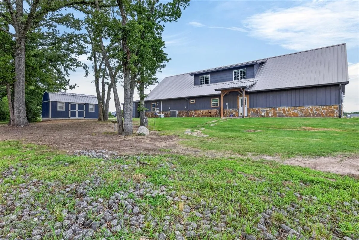Single Family Residence For Sale in Henderson County , 114 Lakewood Road, Trinidad, Texas 75163, 3 Bedroom, 3 Bathroom, 2 Garage spaces, 2,153 Sqft, built in 2020, mls#21308979, Real Estate Agent in Trinidad, Homes For Sale in Henderson county, Homes For Sale in Trinidad, Realtor in Trinidad Texas, Real Estate Brokerage Independent Realty Texas, Luminita Cordes Realtor