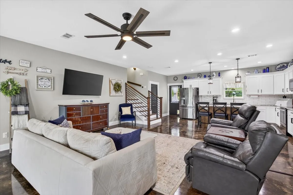 Single Family Residence For Sale in Henderson County , 114 Lakewood Road, Trinidad, Texas 75163, 3 Bedroom, 3 Bathroom, 2 Garage spaces, 2,153 Sqft, built in 2020, mls#21308979, Real Estate Agent in Trinidad, Homes For Sale in Henderson county, Homes For Sale in Trinidad, Realtor in Trinidad Texas, Real Estate Brokerage Independent Realty Texas, Luminita Cordes Realtor