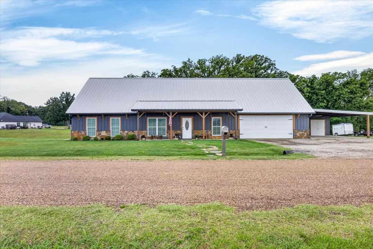 Single Family Residence For Sale in Henderson County , 114 Lakewood Road, Trinidad, Texas 75163, 3 Bedroom, 3 Bathroom, 2 Garage spaces, 2,153 Sqft, built in 2020, mls#21308979, Real Estate Agent in Trinidad, Homes For Sale in Henderson county, Homes For Sale in Trinidad, Realtor in Trinidad Texas, Real Estate Brokerage Independent Realty Texas, Luminita Cordes Realtor