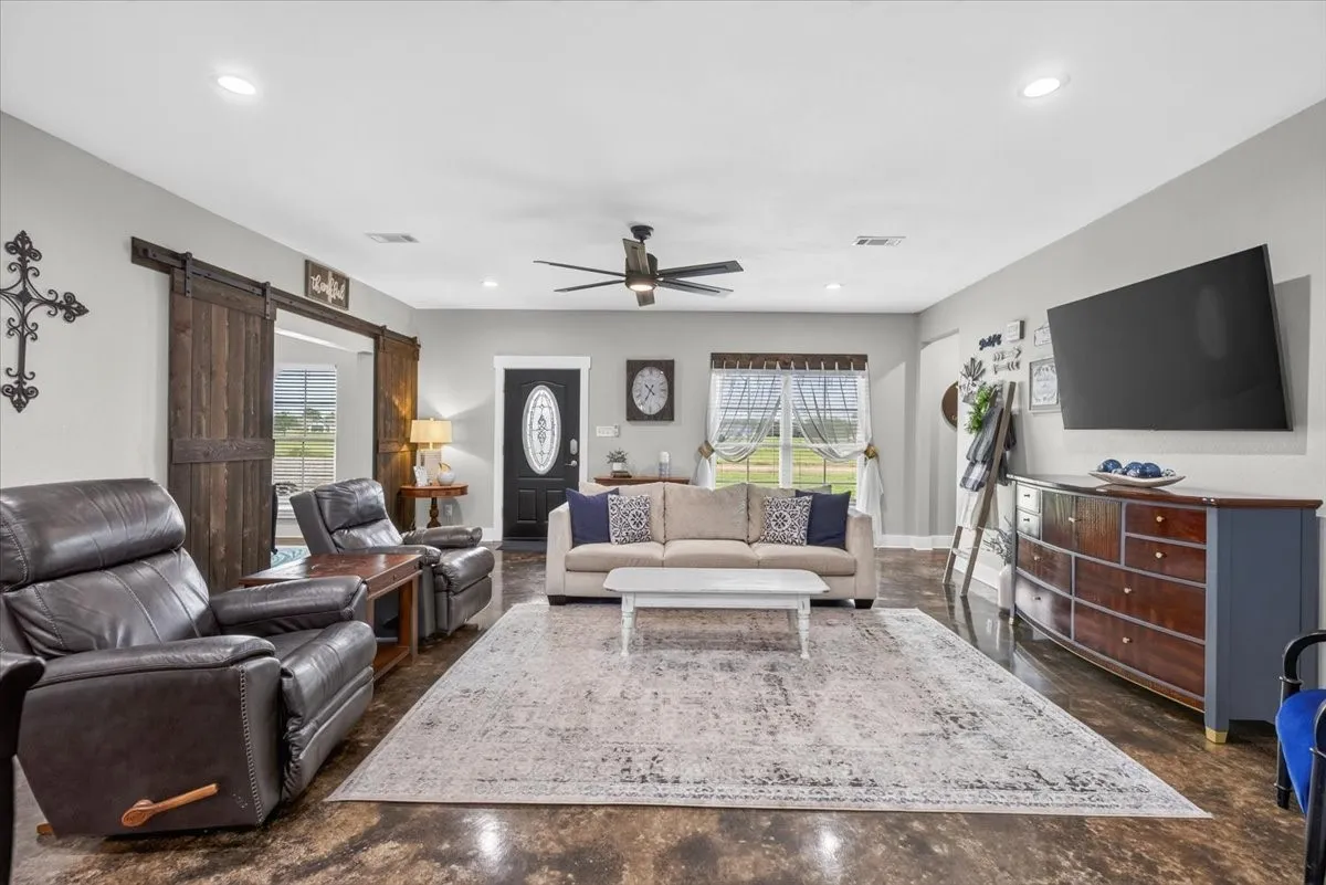Single Family Residence For Sale in Henderson County , 114 Lakewood Road, Trinidad, Texas 75163, 3 Bedroom, 3 Bathroom, 2 Garage spaces, 2,153 Sqft, built in 2020, mls#21308979, Real Estate Agent in Trinidad, Homes For Sale in Henderson county, Homes For Sale in Trinidad, Realtor in Trinidad Texas, Real Estate Brokerage Independent Realty Texas, Luminita Cordes Realtor