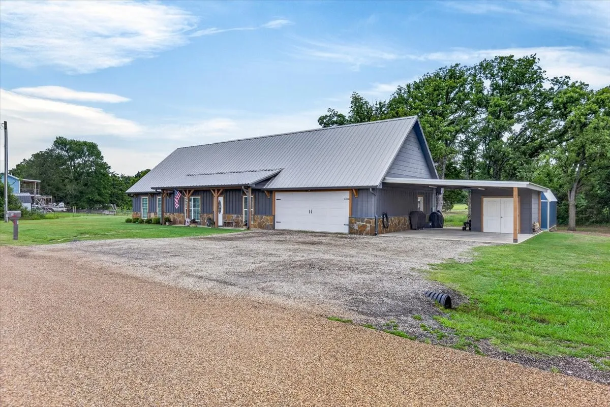 Single Family Residence For Sale in Henderson County , 114 Lakewood Road, Trinidad, Texas 75163, 3 Bedroom, 3 Bathroom, 2 Garage spaces, 2,153 Sqft, built in 2020, mls#21308979, Real Estate Agent in Trinidad, Homes For Sale in Henderson county, Homes For Sale in Trinidad, Realtor in Trinidad Texas, Real Estate Brokerage Independent Realty Texas, Luminita Cordes Realtor