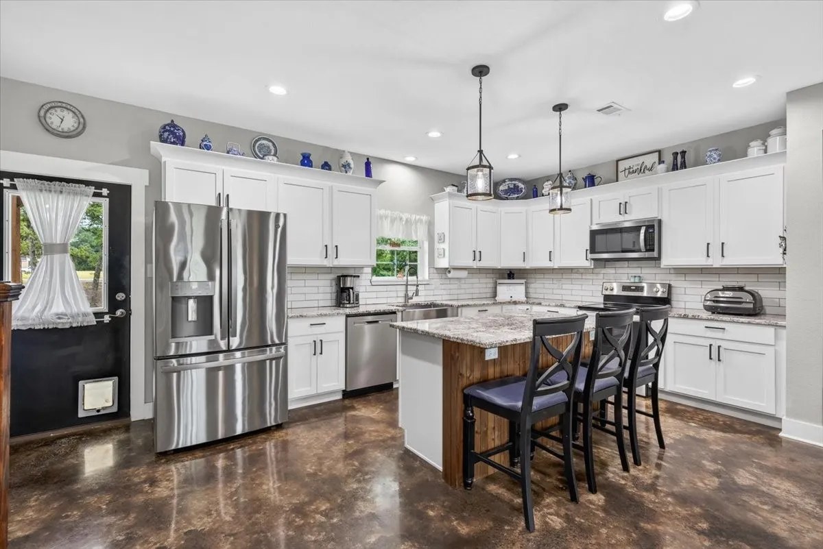 Single Family Residence For Sale in Henderson County , 114 Lakewood Road, Trinidad, Texas 75163, 3 Bedroom, 3 Bathroom, 2 Garage spaces, 2,153 Sqft, built in 2020, mls#21308979, Real Estate Agent in Trinidad, Homes For Sale in Henderson county, Homes For Sale in Trinidad, Realtor in Trinidad Texas, Real Estate Brokerage Independent Realty Texas, Luminita Cordes Realtor