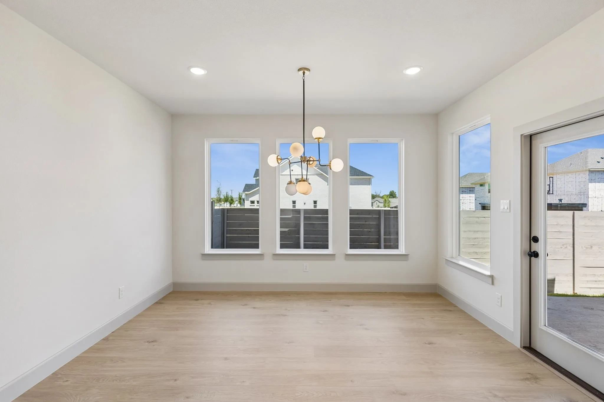 Whether its lively diner parties or cozy family gatherings, this dining room fits all occasions!