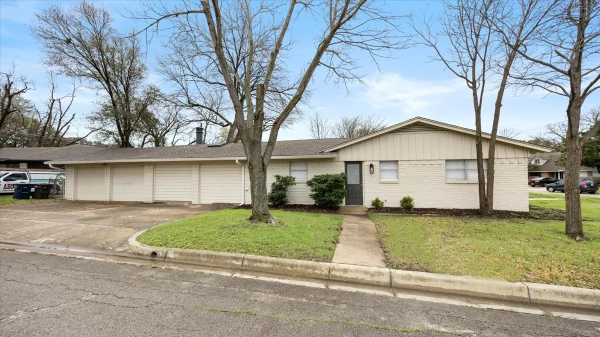 Single Family Residence For Sale in Tarrant County , 5229 Rutland Avenue, Fort Worth, Texas 76133, 3 Bedroom, 2 Bathroom, 2 Garage spaces, 2,131 Sqft, built in 1959, mls#21309066, Real Estate Agent in Fort Worth, Homes For Sale in Tarrant county, Homes For Sale in Fort Worth, Realtor in Fort Worth Texas, Real Estate Brokerage Independent Realty Texas, Luminita Cordes Realtor