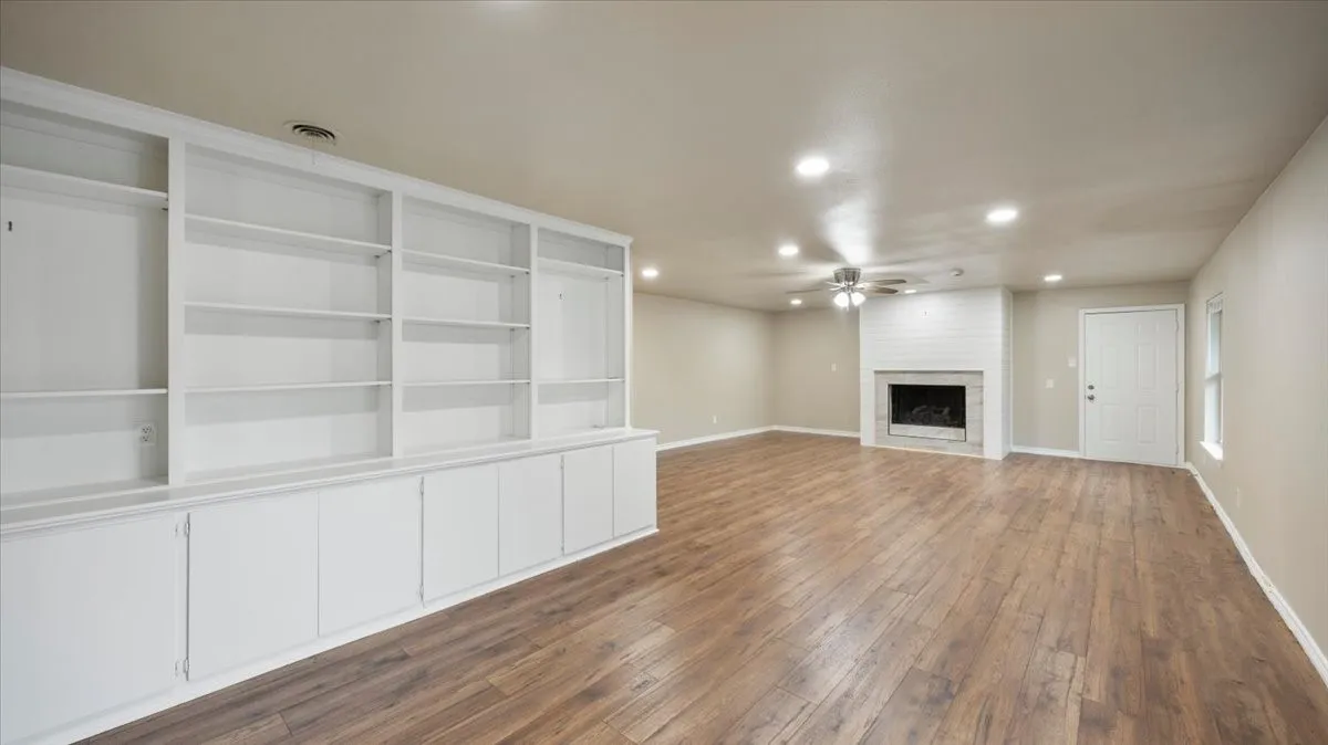 Single Family Residence For Sale in Tarrant County , 5229 Rutland Avenue, Fort Worth, Texas 76133, 3 Bedroom, 2 Bathroom, 2 Garage spaces, 2,131 Sqft, built in 1959, mls#21309066, Real Estate Agent in Fort Worth, Homes For Sale in Tarrant county, Homes For Sale in Fort Worth, Realtor in Fort Worth Texas, Real Estate Brokerage Independent Realty Texas, Luminita Cordes Realtor