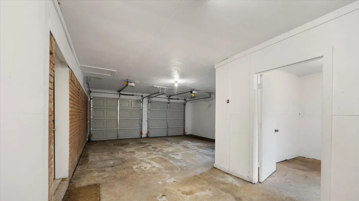 Single Family Residence For Sale in Tarrant County , 5229 Rutland Avenue, Fort Worth, Texas 76133, 3 Bedroom, 2 Bathroom, 2 Garage spaces, 2,131 Sqft, built in 1959, mls#21309066, Real Estate Agent in Fort Worth, Homes For Sale in Tarrant county, Homes For Sale in Fort Worth, Realtor in Fort Worth Texas, Real Estate Brokerage Independent Realty Texas, Luminita Cordes Realtor