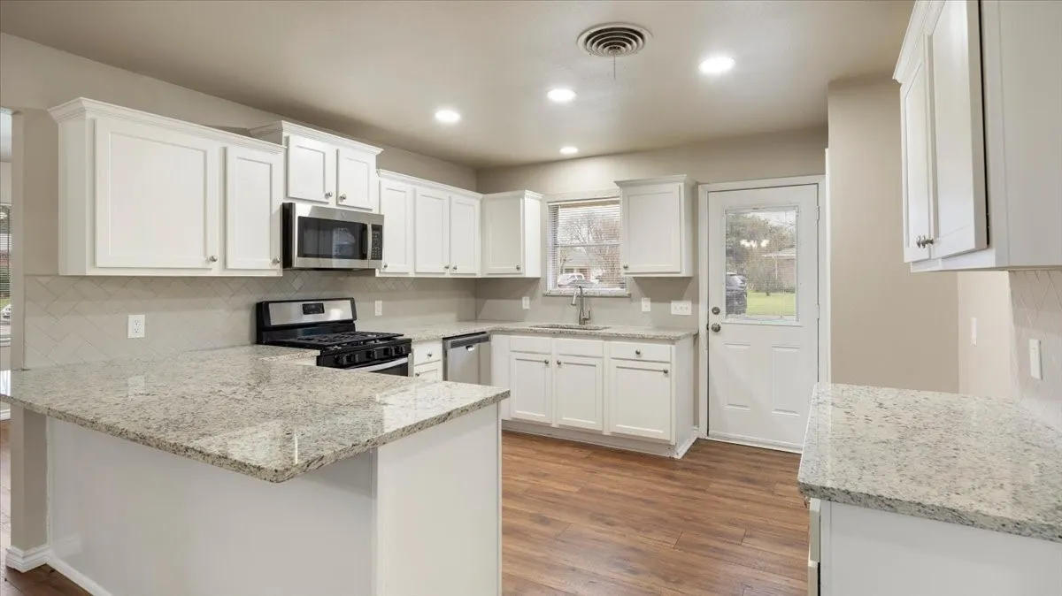 Single Family Residence For Sale in Tarrant County , 5229 Rutland Avenue, Fort Worth, Texas 76133, 3 Bedroom, 2 Bathroom, 2 Garage spaces, 2,131 Sqft, built in 1959, mls#21309066, Real Estate Agent in Fort Worth, Homes For Sale in Tarrant county, Homes For Sale in Fort Worth, Realtor in Fort Worth Texas, Real Estate Brokerage Independent Realty Texas, Luminita Cordes Realtor