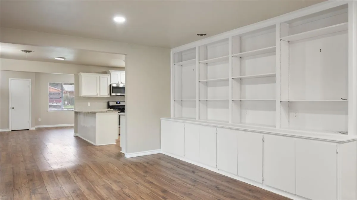 Single Family Residence For Sale in Tarrant County , 5229 Rutland Avenue, Fort Worth, Texas 76133, 3 Bedroom, 2 Bathroom, 2 Garage spaces, 2,131 Sqft, built in 1959, mls#21309066, Real Estate Agent in Fort Worth, Homes For Sale in Tarrant county, Homes For Sale in Fort Worth, Realtor in Fort Worth Texas, Real Estate Brokerage Independent Realty Texas, Luminita Cordes Realtor