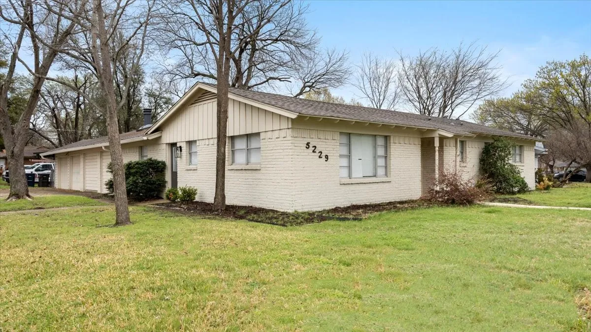 Single Family Residence For Sale in Tarrant County , 5229 Rutland Avenue, Fort Worth, Texas 76133, 3 Bedroom, 2 Bathroom, 2 Garage spaces, 2,131 Sqft, built in 1959, mls#21309066, Real Estate Agent in Fort Worth, Homes For Sale in Tarrant county, Homes For Sale in Fort Worth, Realtor in Fort Worth Texas, Real Estate Brokerage Independent Realty Texas, Luminita Cordes Realtor