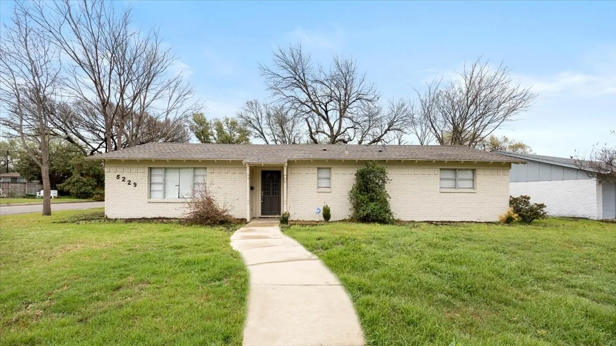Single Family Residence For Sale in Tarrant County , 5229 Rutland Avenue, Fort Worth, Texas 76133, 3 Bedroom, 2 Bathroom, 2 Garage spaces, 2,131 Sqft, built in 1959, mls#21309066, Real Estate Agent in Fort Worth, Homes For Sale in Tarrant county, Homes For Sale in Fort Worth, Realtor in Fort Worth Texas, Real Estate Brokerage Independent Realty Texas, Luminita Cordes Realtor