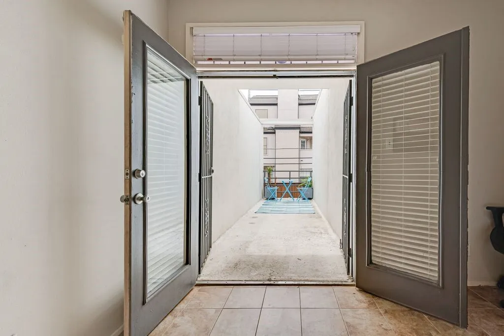 Condominium For Sale in Dallas County , 3906 Buena Vista Street 18, Dallas, Texas 75204, 2 Bedroom, 3 Bathroom, 2 Garage spaces, 1,767 Sqft, built in 1983, mls#21309159, Real Estate Agent in Dallas, Homes For Sale in Dallas county, Homes For Sale in Dallas, Realtor in Dallas Texas, Real Estate Brokerage Independent Realty Texas, Luminita Cordes Realtor