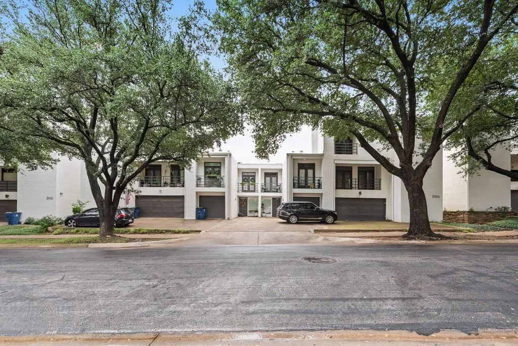 Condominium For Sale in Dallas County , 3906 Buena Vista Street 18, Dallas, Texas 75204, 2 Bedroom, 3 Bathroom, 2 Garage spaces, 1,767 Sqft, built in 1983, mls#21309159, Real Estate Agent in Dallas, Homes For Sale in Dallas county, Homes For Sale in Dallas, Realtor in Dallas Texas, Real Estate Brokerage Independent Realty Texas, Luminita Cordes Realtor