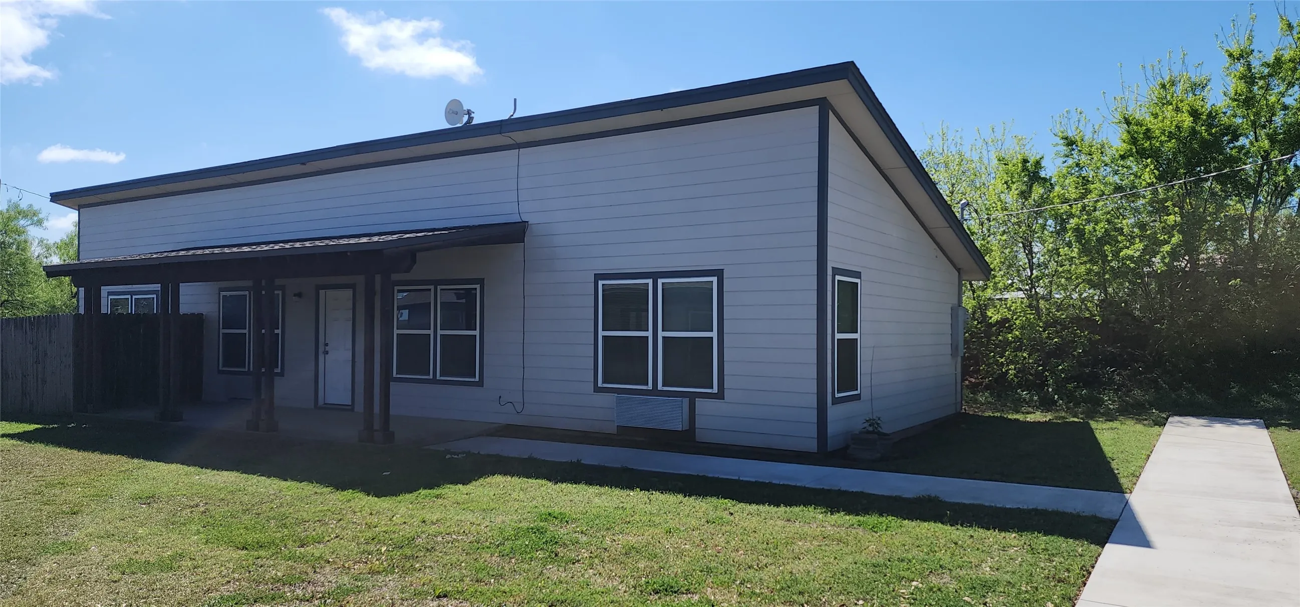 For Sale in Eastland County , 201 Bedford Street, Eastland, Texas 76448, 2 Bedroom, 2 Bathroom, Garage spaces, 0 Sqft, built in 2020, mls#21310461, Real Estate Agent in Eastland, Homes For Sale in Eastland county, Homes For Sale in Eastland, Realtor in Eastland Texas, Real Estate Brokerage Independent Realty Texas, Luminita Cordes Realtor