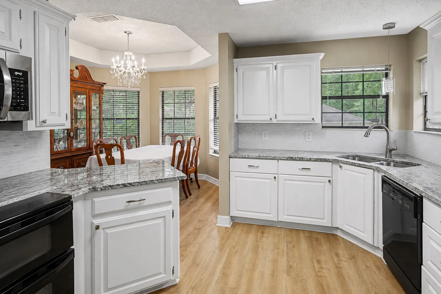 Single Family Residence For Sale in Wood County , 108 Old Barn Circle, Holly Lake Ranch, Texas 75765, 3 Bedroom, 2 Bathroom, 3 Garage spaces, 1,498 Sqft, built in 1992, mls#21305321, Real Estate Agent in Holly Lake Ranch, Homes For Sale in Wood county, Homes For Sale in Holly Lake Ranch, Realtor in Holly Lake Ranch Texas, Real Estate Brokerage Independent Realty Texas, Luminita Cordes Realtor
