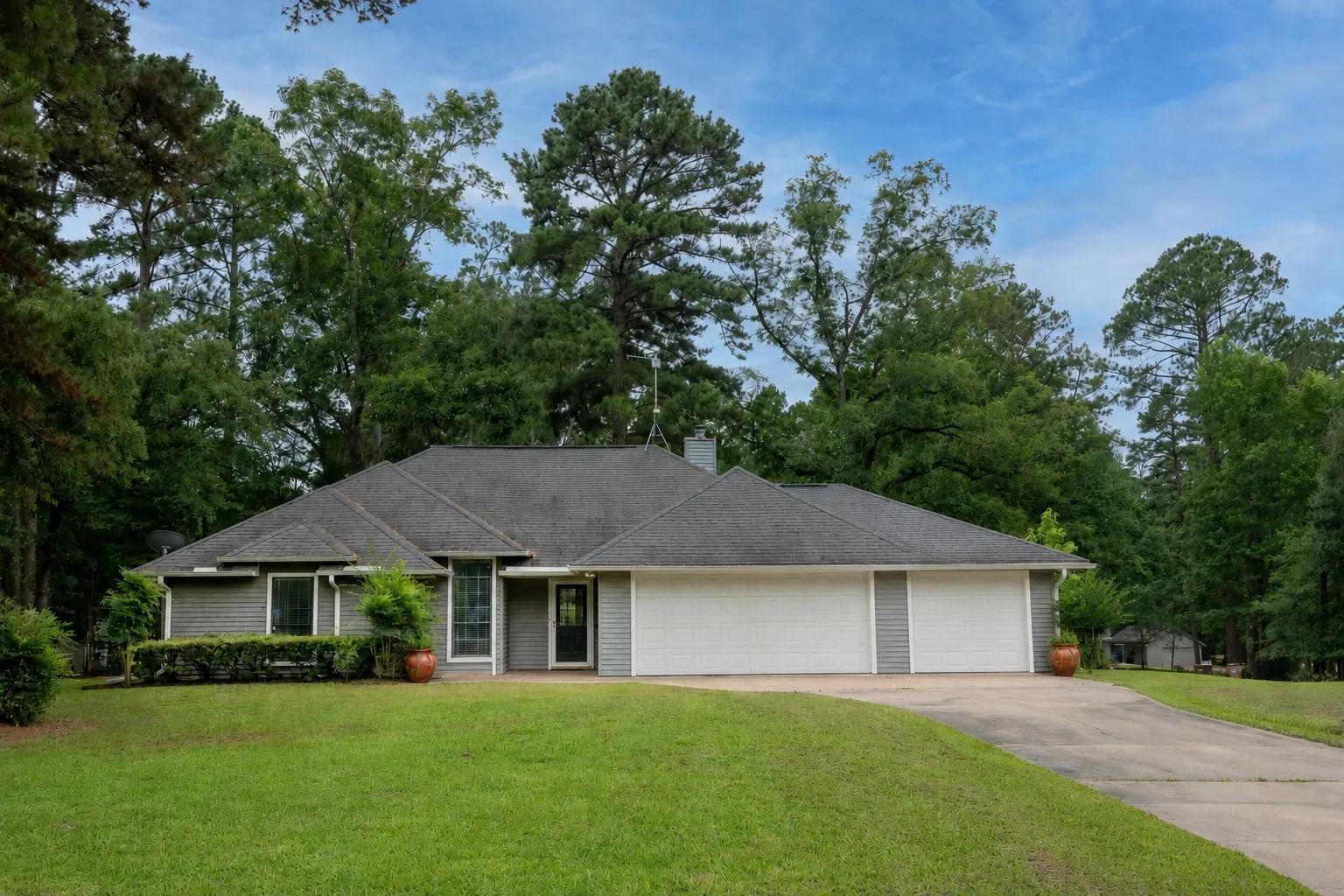 Single Family Residence For Sale in Wood County , 108 Old Barn Circle, Holly Lake Ranch, Texas 75765, 3 Bedroom, 2 Bathroom, 3 Garage spaces, 1,498 Sqft, built in 1992, mls#21305321, Real Estate Agent in Holly Lake Ranch, Homes For Sale in Wood county, Homes For Sale in Holly Lake Ranch, Realtor in Holly Lake Ranch Texas, Real Estate Brokerage Independent Realty Texas, Luminita Cordes Realtor