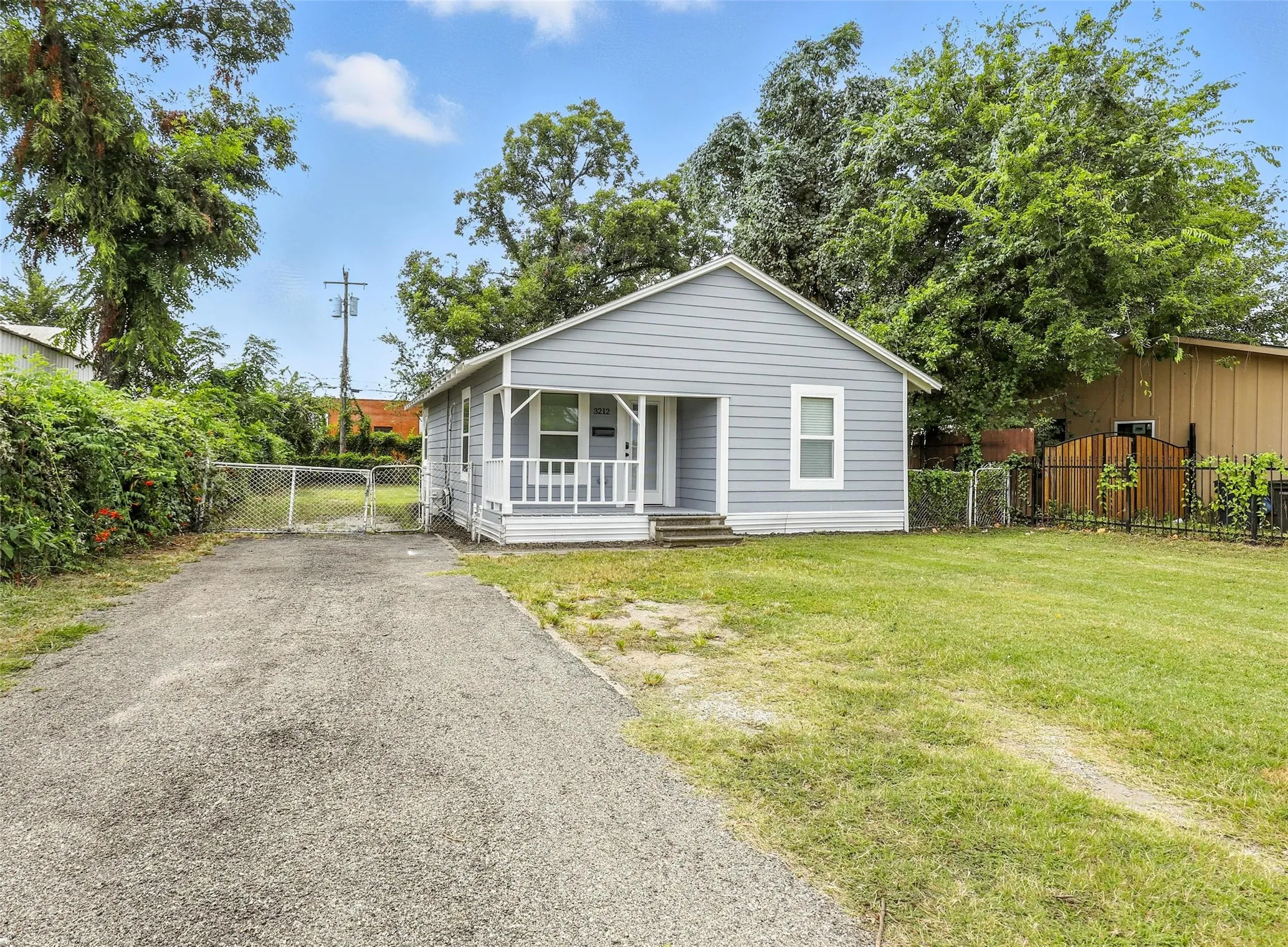 Single Family Residence For Sale in Tarrant County , 3212 Galvez Avenue, Fort Worth, Texas 76111, 2 Bedrooms, 1 Bathroom, Garage spaces, 708 Sqft, built in 1920, Price $184,000, mls#21310464, Real Estate Agent in Fort Worth, Homes For Sale in Tarrant county, Homes For Sale in Fort Worth, Realtor in Fort Worth Texas, Real Estate Brokerage Independent Realty Texas, Luminita Cordes Realtor