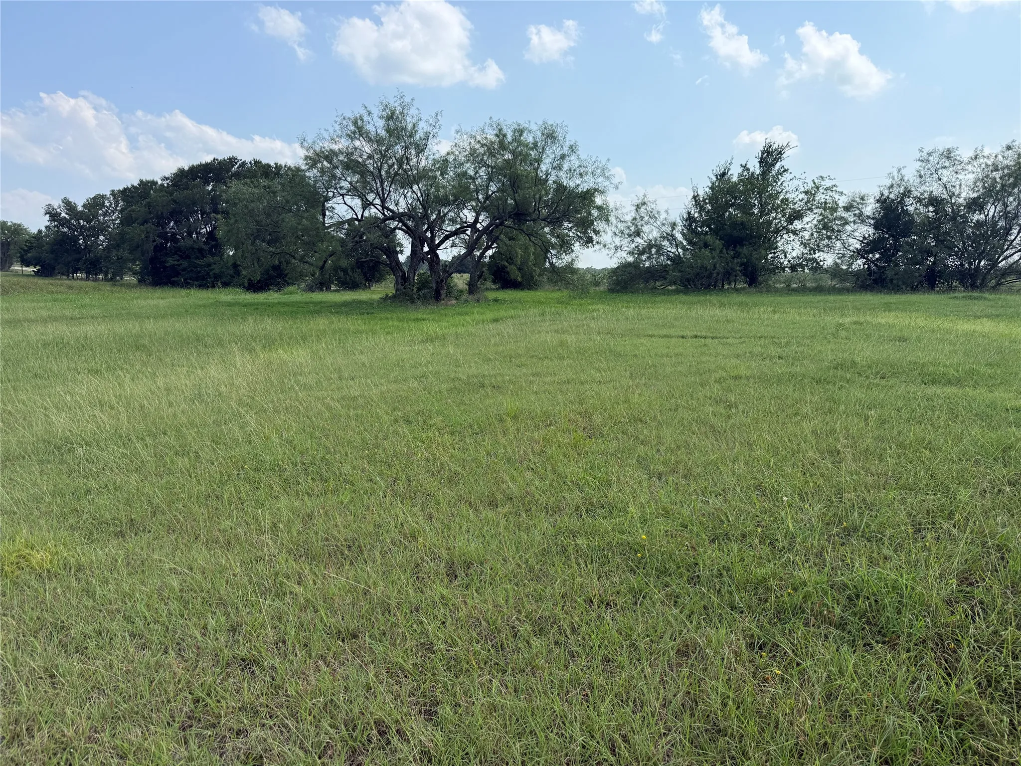 Open homesite located within Fairfield ISD and close to Richland Chambers Lake.