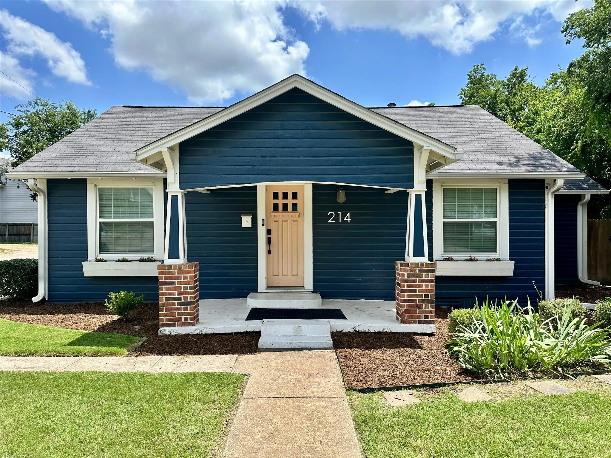 Single Family Residence For Sale in Collin County , 214 Colorado Street, Mc Kinney, Texas 75069, 2 Bedroom, 1 Bathroom, 1 Garage spaces, 1,294 Sqft, built in 1964, mls#21305472, Real Estate Agent in Mc Kinney, Homes For Sale in Collin county, Homes For Sale in Mc Kinney, Realtor in Mc Kinney Texas, Real Estate Brokerage Independent Realty Texas, Luminita Cordes Realtor