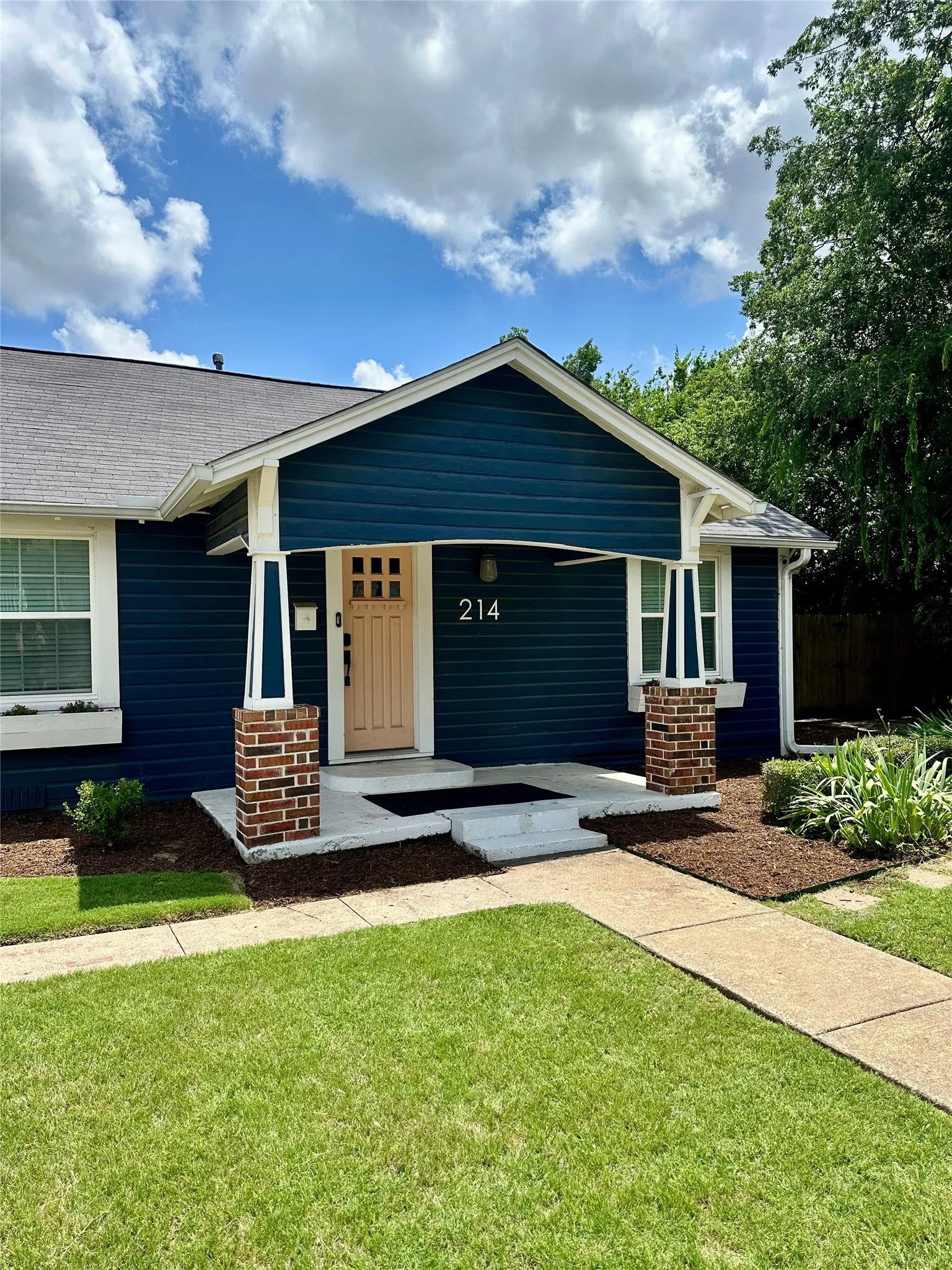 Single Family Residence For Sale in Collin County , 214 Colorado Street, Mc Kinney, Texas 75069, 2 Bedroom, 1 Bathroom, 1 Garage spaces, 1,294 Sqft, built in 1964, mls#21305472, Real Estate Agent in Mc Kinney, Homes For Sale in Collin county, Homes For Sale in Mc Kinney, Realtor in Mc Kinney Texas, Real Estate Brokerage Independent Realty Texas, Luminita Cordes Realtor