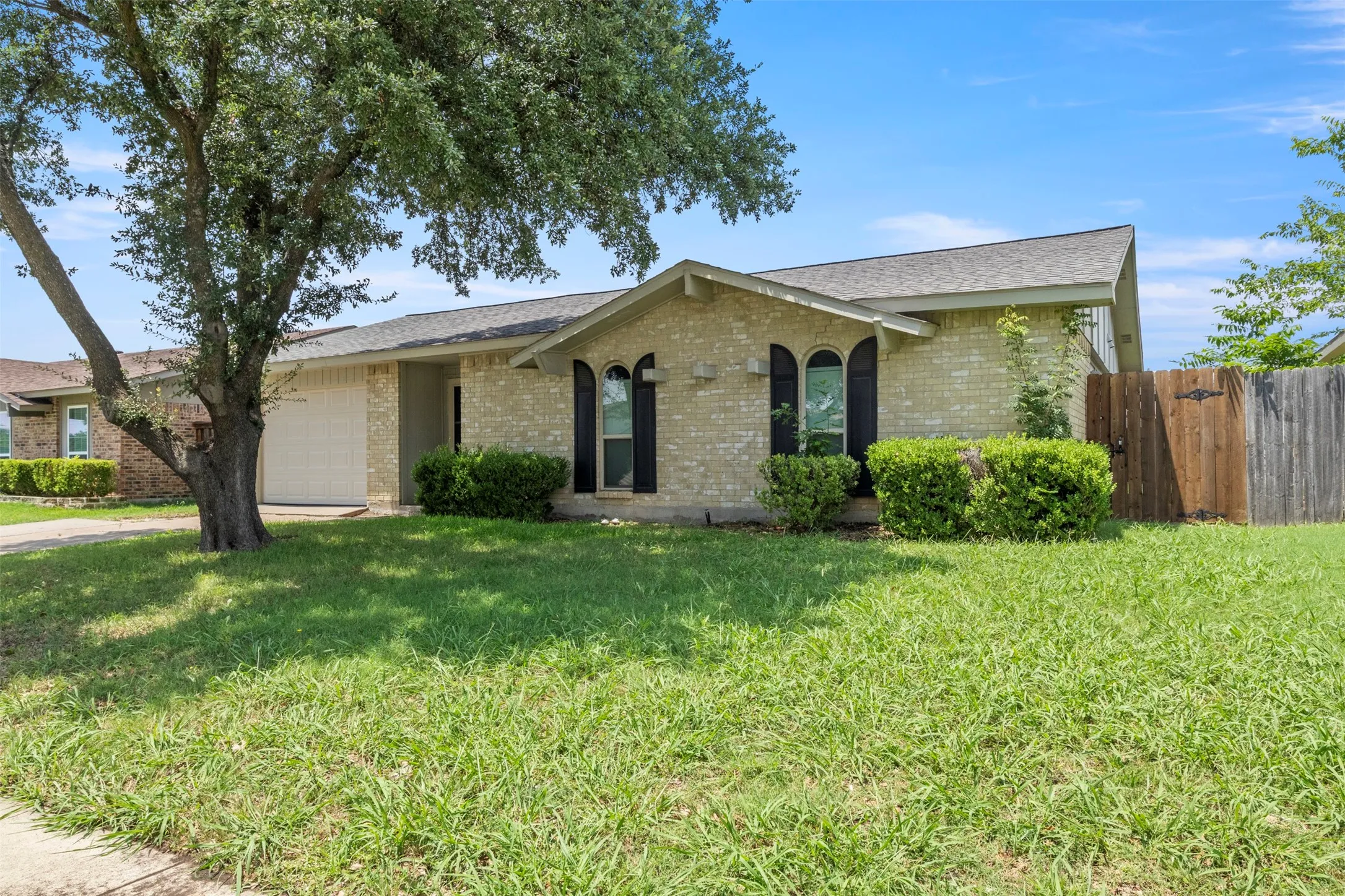 Single Family Residence For Rent in Denton County , 2223 Lockwood Drive, Carrollton, Texas 75007, 3 Bedroom, 2 Bathroom, 1 Garage spaces, 1,260 Sqft, built in 1972, mls#21308730, Real Estate Agent in Carrollton, Homes For Rent in Denton county, Homes For Rent in Carrollton, Realtor in Carrollton Texas, Real Estate Brokerage Independent Realty Texas, Luminita Cordes Realtor