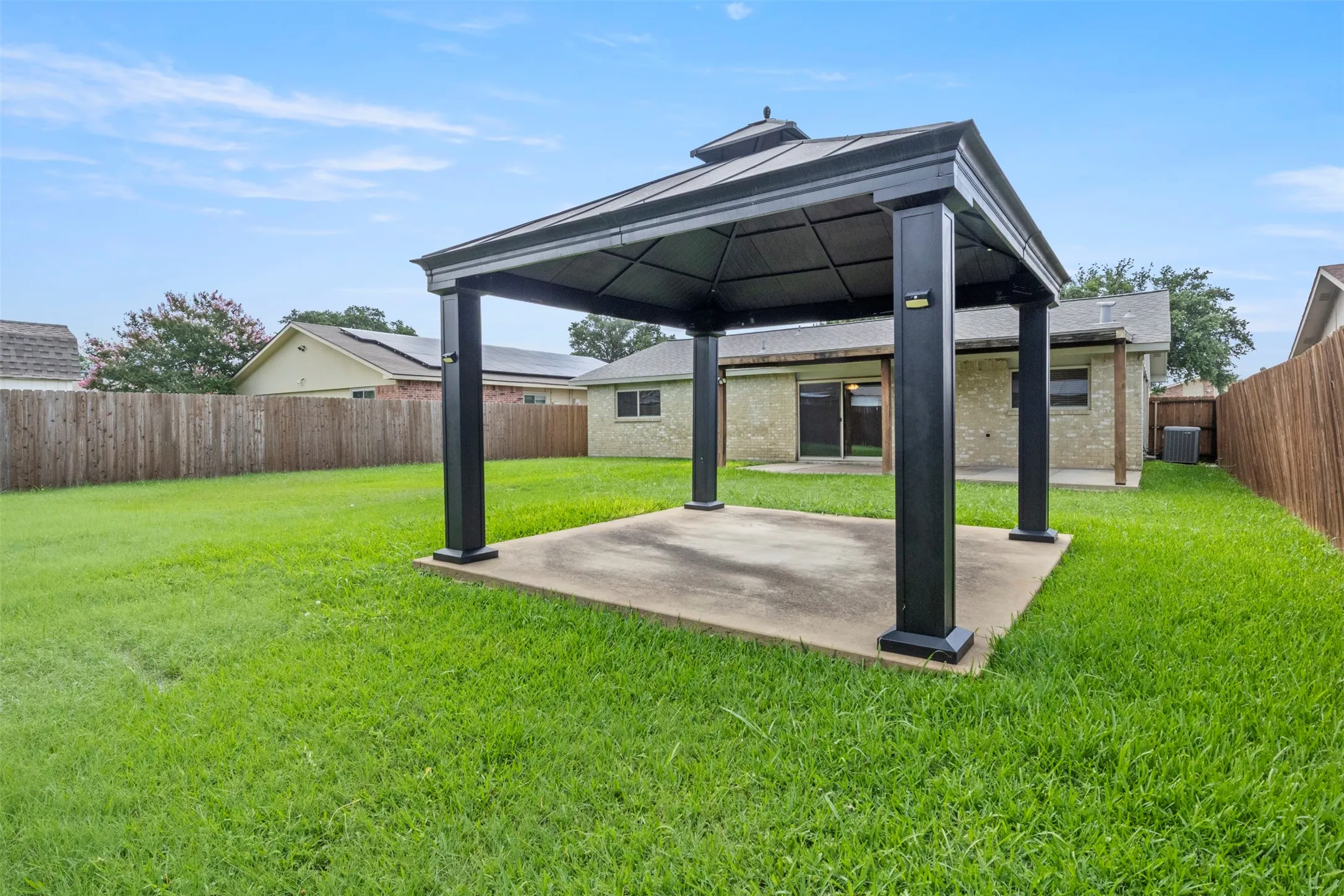 Single Family Residence For Rent in Denton County , 2223 Lockwood Drive, Carrollton, Texas 75007, 3 Bedroom, 2 Bathroom, 1 Garage spaces, 1,260 Sqft, built in 1972, mls#21308730, Real Estate Agent in Carrollton, Homes For Rent in Denton county, Homes For Rent in Carrollton, Realtor in Carrollton Texas, Real Estate Brokerage Independent Realty Texas, Luminita Cordes Realtor