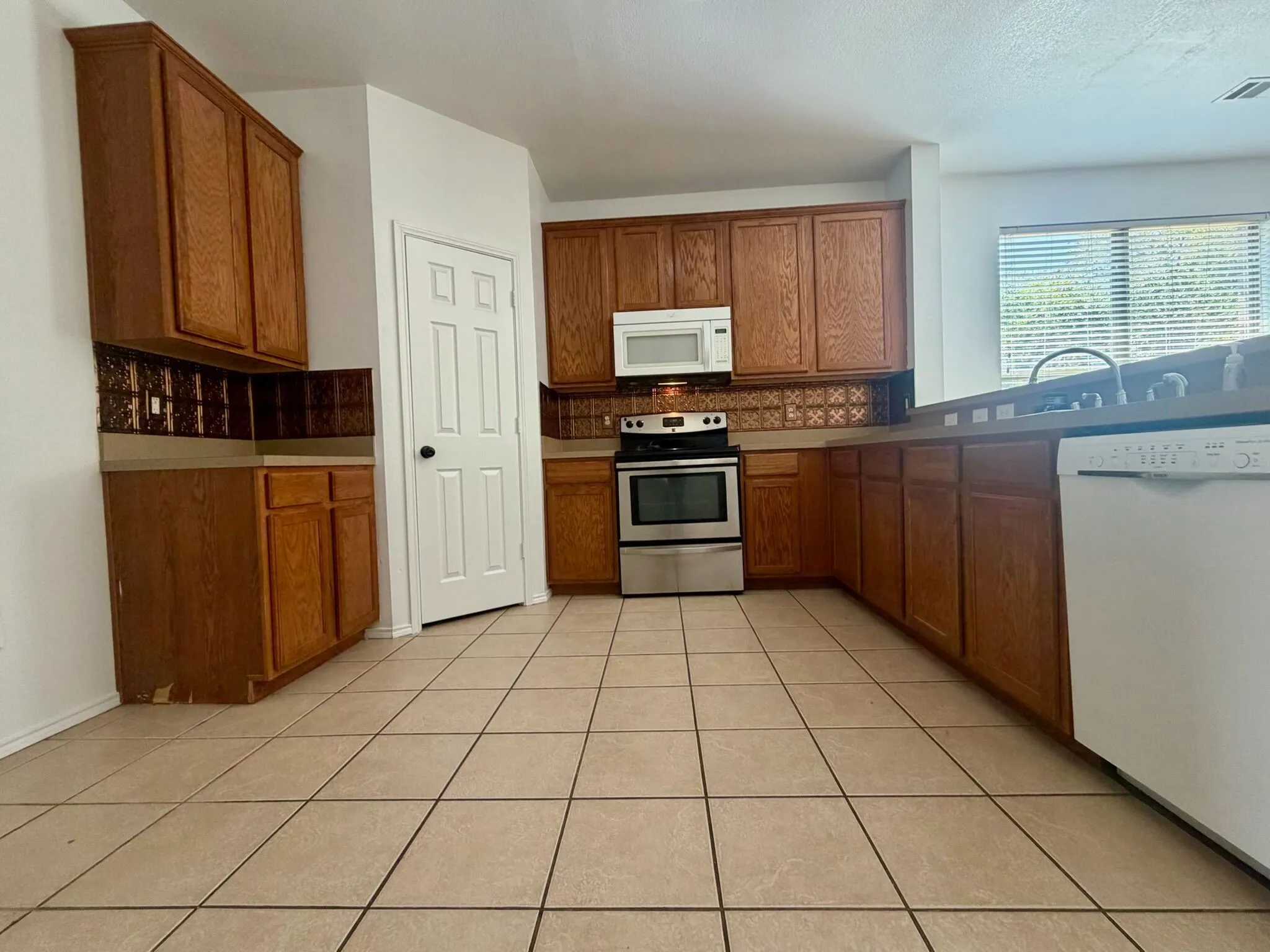 Single Family Residence For Rent in Tarrant County , 5919 Waterford Drive, Grand Prairie, Texas 75052, 4 Bedroom, 2 Bathroom, 2 Garage spaces, 2,117 Sqft, built in 2003, mls#21310528, Real Estate Agent in Grand Prairie, Homes For Rent in Tarrant county, Homes For Rent in Grand Prairie, Realtor in Grand Prairie Texas, Real Estate Brokerage Independent Realty Texas, Luminita Cordes Realtor