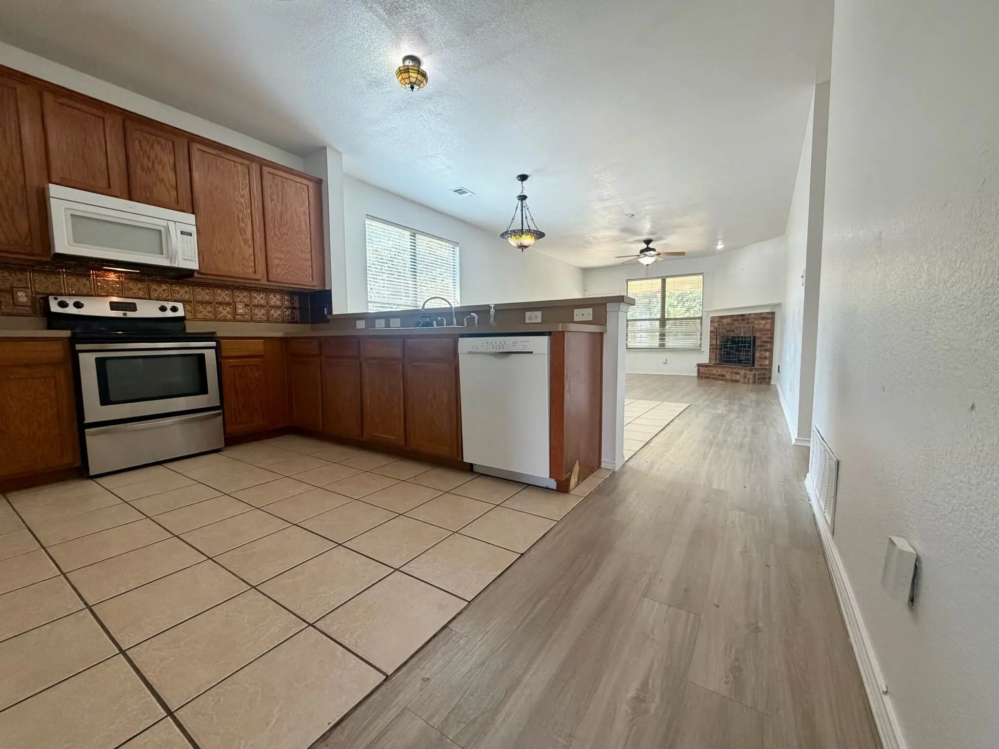 Single Family Residence For Rent in Tarrant County , 5919 Waterford Drive, Grand Prairie, Texas 75052, 4 Bedroom, 2 Bathroom, 2 Garage spaces, 2,117 Sqft, built in 2003, mls#21310528, Real Estate Agent in Grand Prairie, Homes For Rent in Tarrant county, Homes For Rent in Grand Prairie, Realtor in Grand Prairie Texas, Real Estate Brokerage Independent Realty Texas, Luminita Cordes Realtor