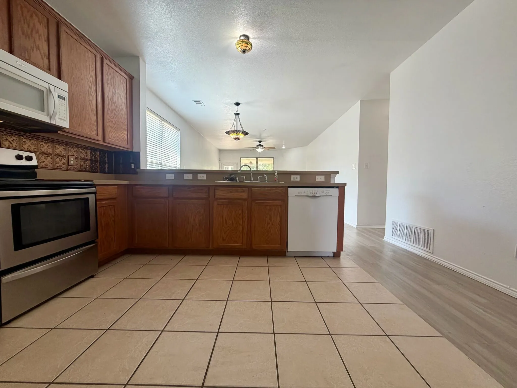 Single Family Residence For Rent in Tarrant County , 5919 Waterford Drive, Grand Prairie, Texas 75052, 4 Bedroom, 2 Bathroom, 2 Garage spaces, 2,117 Sqft, built in 2003, mls#21310528, Real Estate Agent in Grand Prairie, Homes For Rent in Tarrant county, Homes For Rent in Grand Prairie, Realtor in Grand Prairie Texas, Real Estate Brokerage Independent Realty Texas, Luminita Cordes Realtor