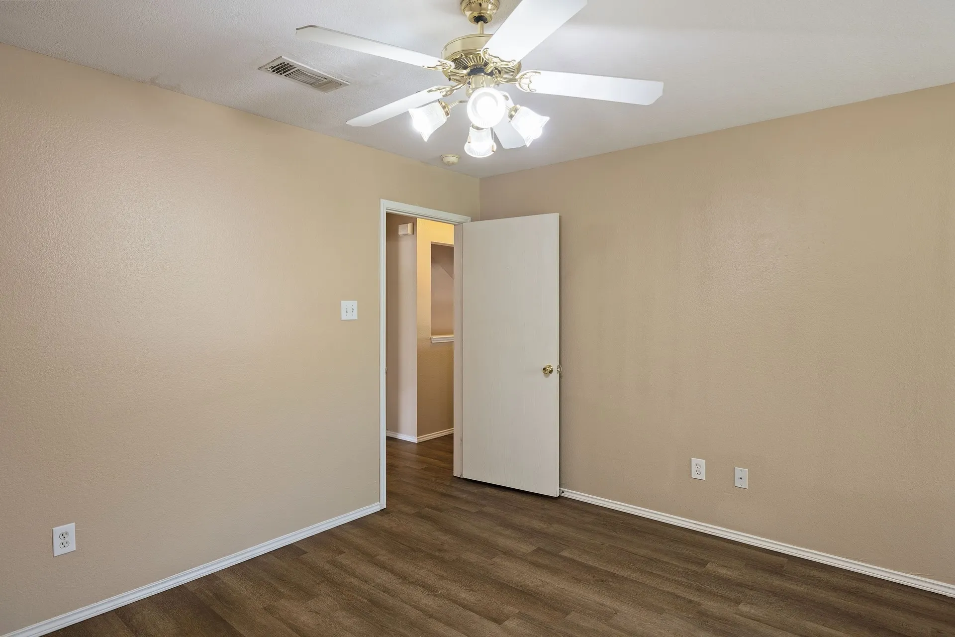Single Family Residence For Sale in Collin County , 2301 Brookview Drive, Mc Kinney, Texas 75072, 3 Bedroom, 3 Bathroom, 2 Garage spaces, 2,360 Sqft, built in 1998, mls#21276531, Real Estate Agent in Mc Kinney, Homes For Sale in Collin county, Homes For Sale in Mc Kinney, Realtor in Mc Kinney Texas, Real Estate Brokerage Independent Realty Texas, Luminita Cordes Realtor