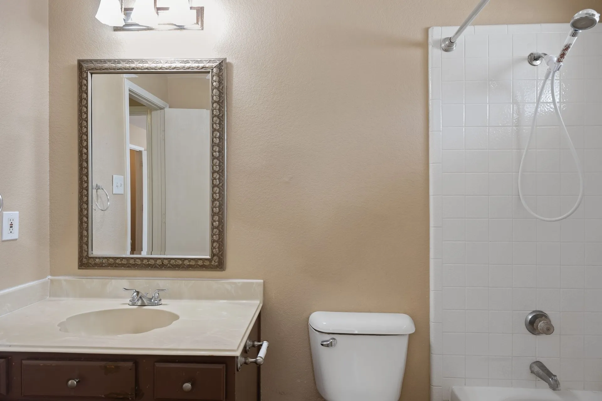 Single Family Residence For Sale in Collin County , 2301 Brookview Drive, Mc Kinney, Texas 75072, 3 Bedroom, 3 Bathroom, 2 Garage spaces, 2,360 Sqft, built in 1998, mls#21276531, Real Estate Agent in Mc Kinney, Homes For Sale in Collin county, Homes For Sale in Mc Kinney, Realtor in Mc Kinney Texas, Real Estate Brokerage Independent Realty Texas, Luminita Cordes Realtor