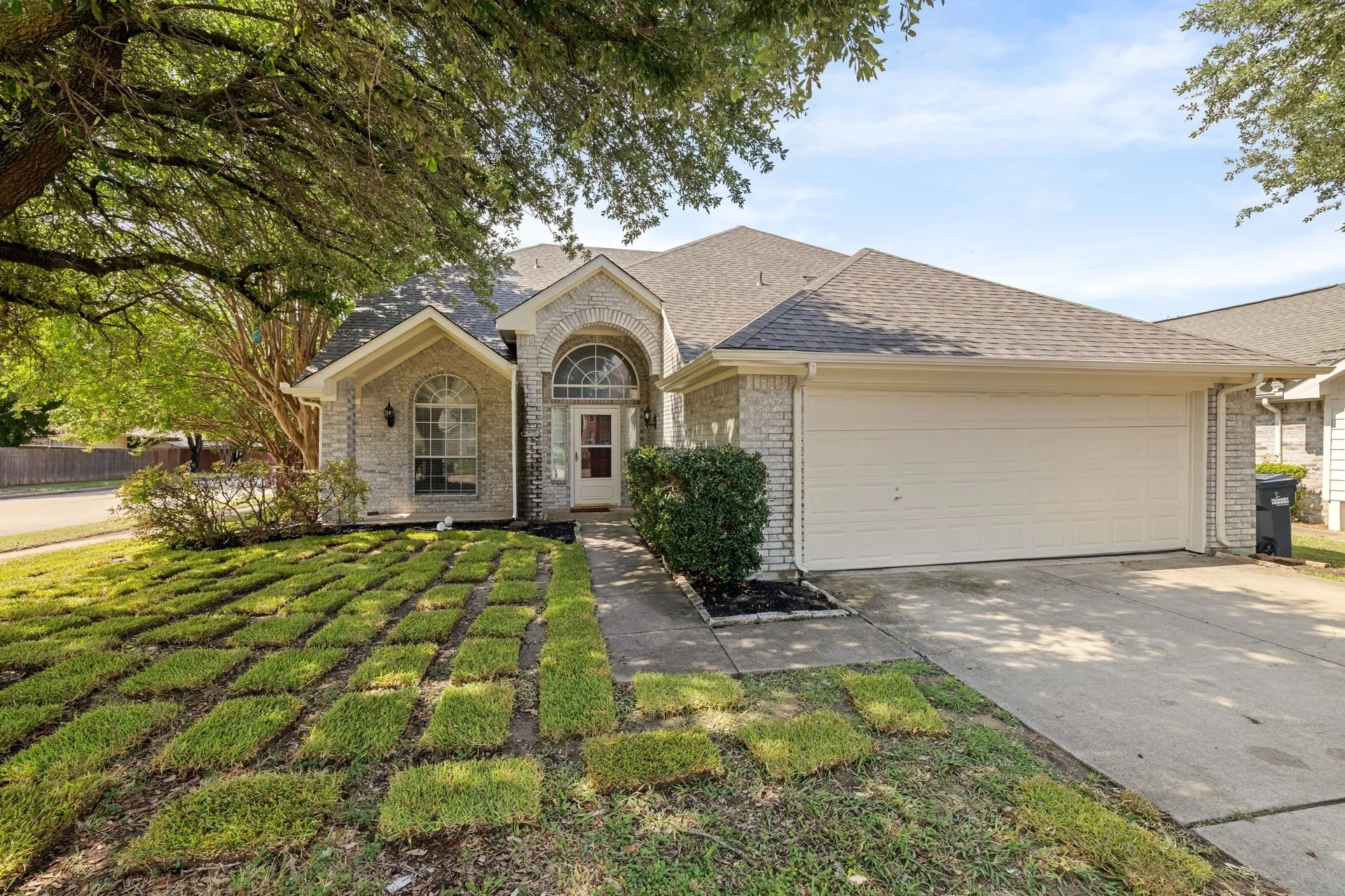 Single Family Residence For Sale in Collin County , 2301 Brookview Drive, Mc Kinney, Texas 75072, 3 Bedroom, 3 Bathroom, 2 Garage spaces, 2,360 Sqft, built in 1998, mls#21276531, Real Estate Agent in Mc Kinney, Homes For Sale in Collin county, Homes For Sale in Mc Kinney, Realtor in Mc Kinney Texas, Real Estate Brokerage Independent Realty Texas, Luminita Cordes Realtor