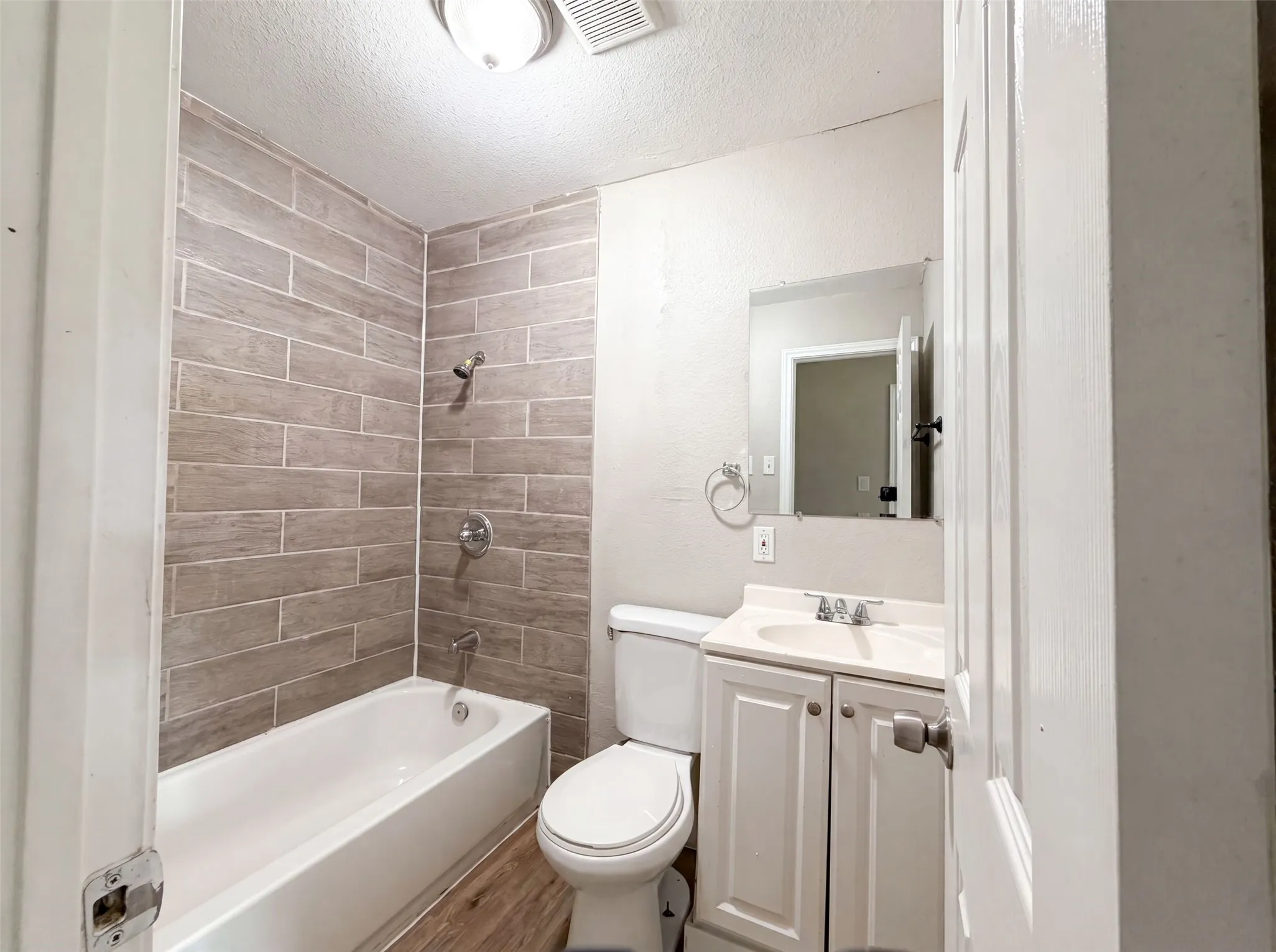 Single Family Residence For Sale in Tarrant County , 2008 Danner Street, Fort Worth, Texas 76105, 4 Bedroom, 2 Bathroom, Garage spaces, 1,355 Sqft, built in 1950, mls#21310557, Real Estate Agent in Fort Worth, Homes For Sale in Tarrant county, Homes For Sale in Fort Worth, Realtor in Fort Worth Texas, Real Estate Brokerage Independent Realty Texas, Luminita Cordes Realtor