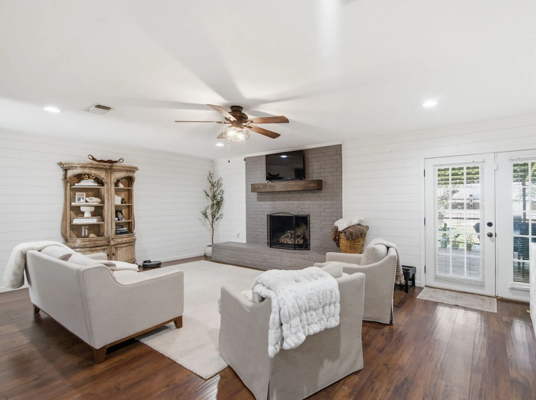 Single Family Residence For Sale in Comanche County , 616 S Bowie Street, De Leon, Texas 76444, 4 Bedroom, 3 Bathroom, Garage spaces, 2,032 Sqft, built in 1977, mls#21309671, Real Estate Agent in De Leon, Homes For Sale in Comanche county, Homes For Sale in De Leon, Realtor in De Leon Texas, Real Estate Brokerage Independent Realty Texas, Luminita Cordes Realtor