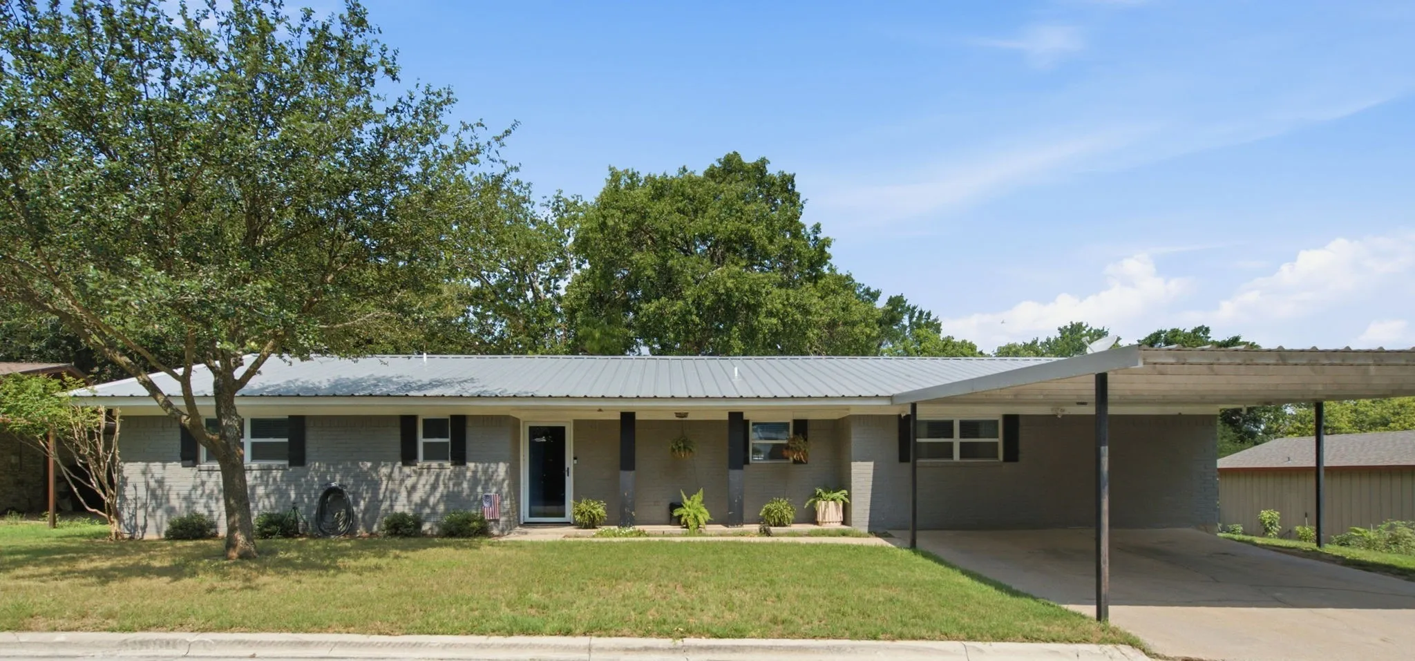 Single Family Residence For Sale in Comanche County , 616 S Bowie Street, De Leon, Texas 76444, 4 Bedroom, 3 Bathroom, Garage spaces, 2,032 Sqft, built in 1977, mls#21309671, Real Estate Agent in De Leon, Homes For Sale in Comanche county, Homes For Sale in De Leon, Realtor in De Leon Texas, Real Estate Brokerage Independent Realty Texas, Luminita Cordes Realtor