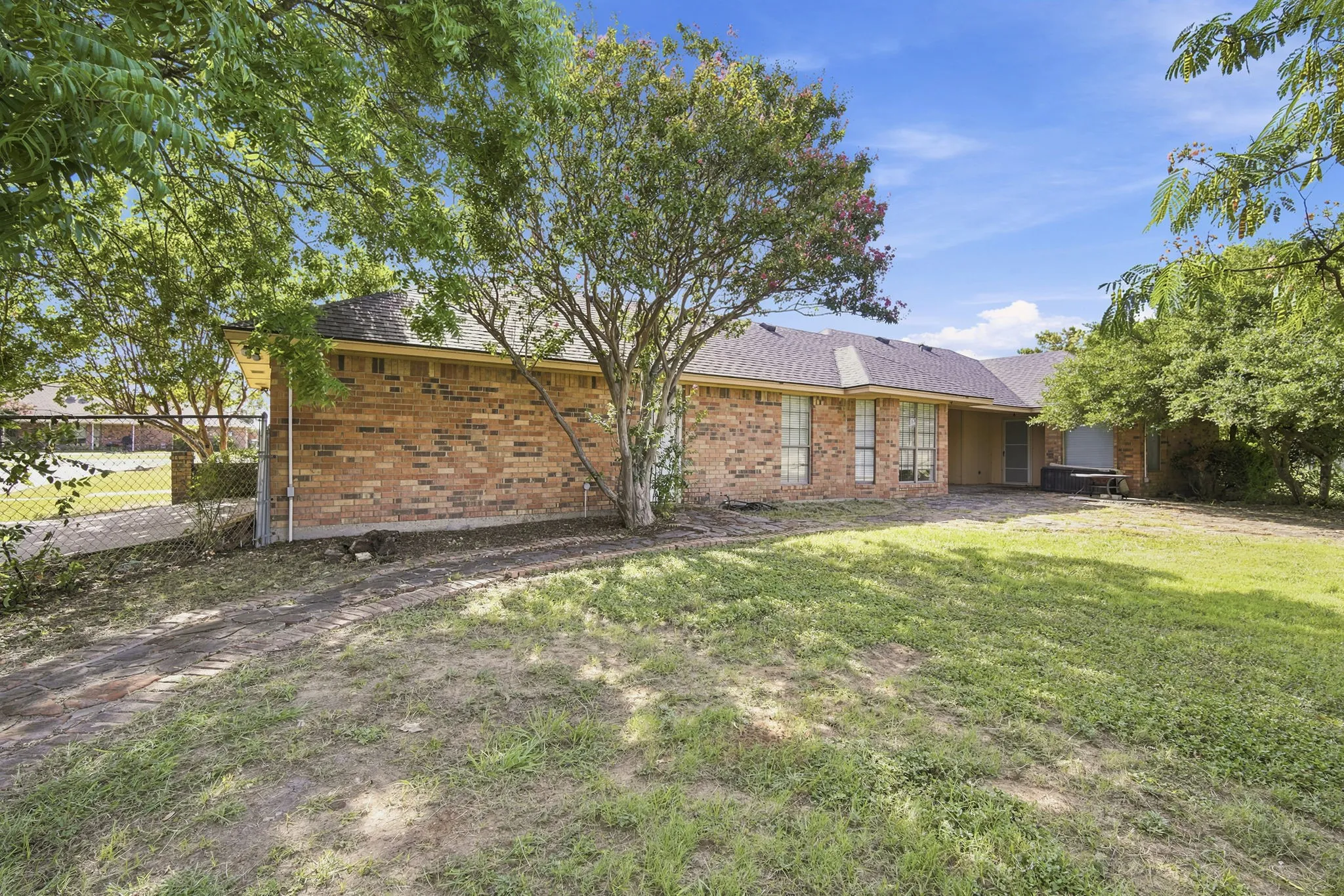 Single Family Residence For Sale in Ellis County , 112 Deborde Circle, Red Oak, Texas 75154, 3 Bedroom, 2 Bathroom, 6 Garage spaces, 2,202 Sqft, built in 1984, mls#21310359, Real Estate Agent in Red Oak, Homes For Sale in Ellis county, Homes For Sale in Red Oak, Realtor in Red Oak Texas, Real Estate Brokerage Independent Realty Texas, Luminita Cordes Realtor