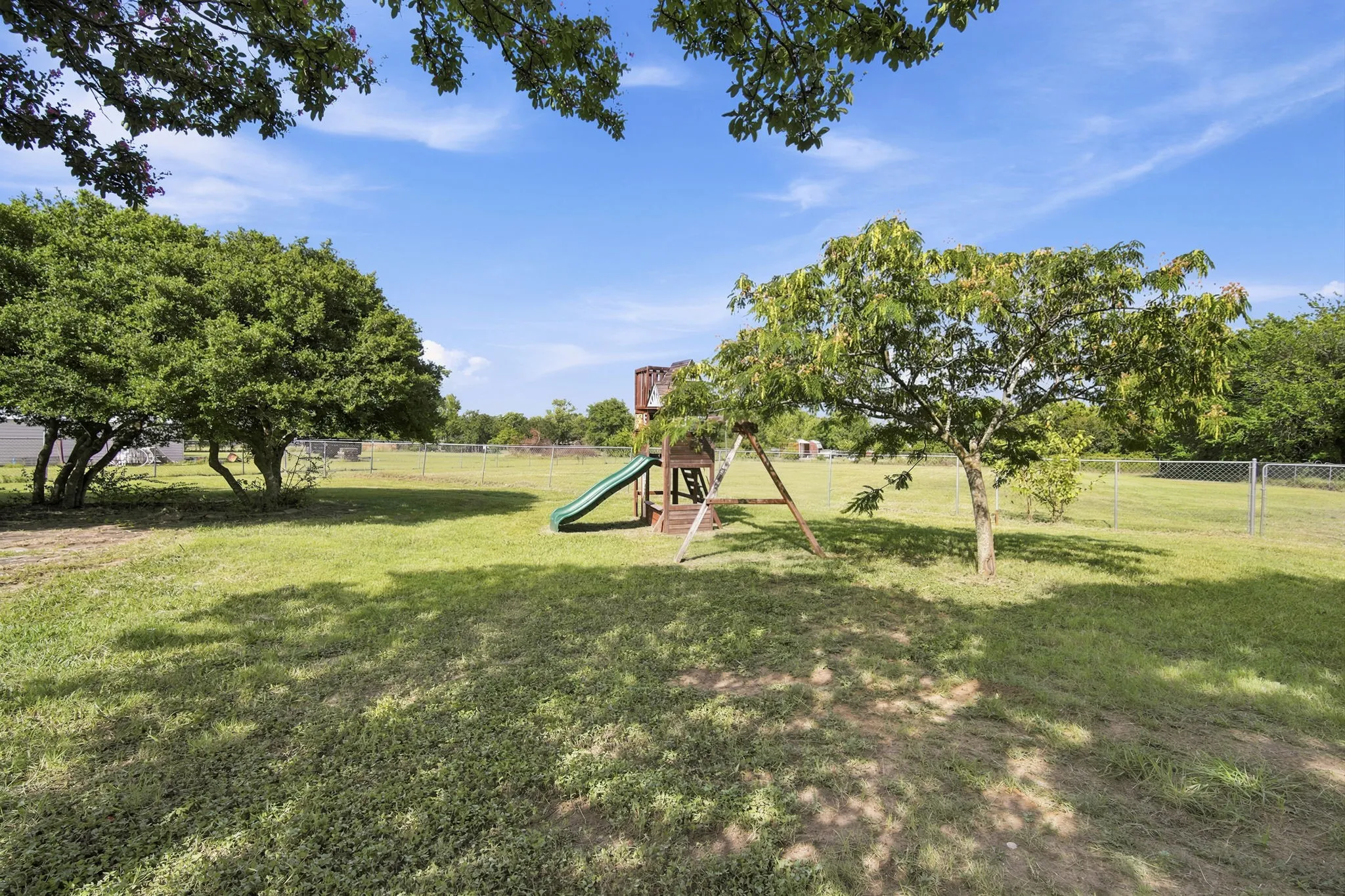 Single Family Residence For Sale in Ellis County , 112 Deborde Circle, Red Oak, Texas 75154, 3 Bedroom, 2 Bathroom, 6 Garage spaces, 2,202 Sqft, built in 1984, mls#21310359, Real Estate Agent in Red Oak, Homes For Sale in Ellis county, Homes For Sale in Red Oak, Realtor in Red Oak Texas, Real Estate Brokerage Independent Realty Texas, Luminita Cordes Realtor