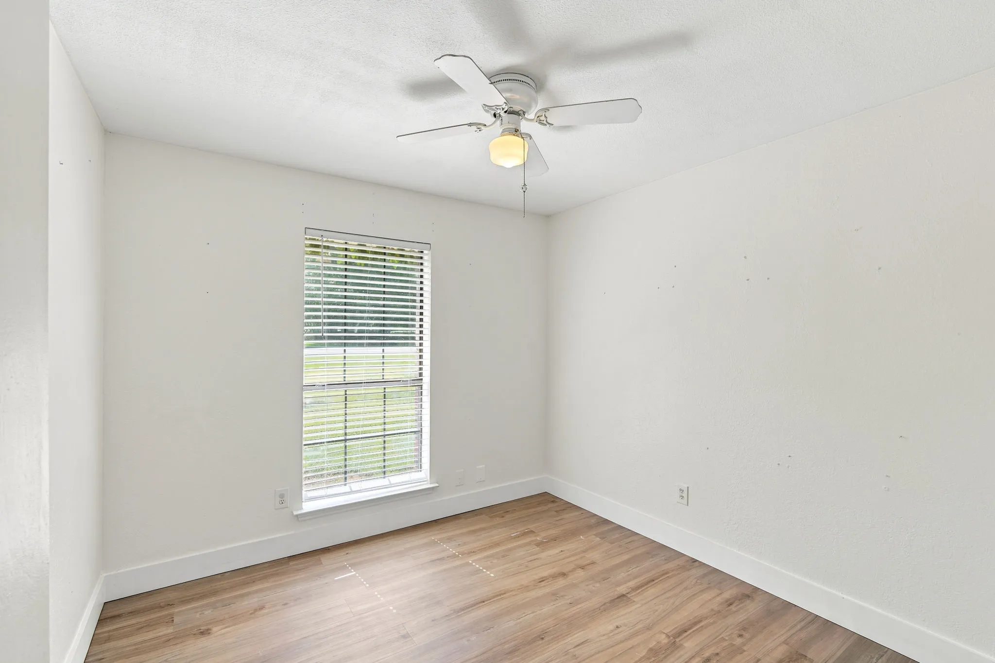 Single Family Residence For Sale in Ellis County , 112 Deborde Circle, Red Oak, Texas 75154, 3 Bedroom, 2 Bathroom, 6 Garage spaces, 2,202 Sqft, built in 1984, mls#21310359, Real Estate Agent in Red Oak, Homes For Sale in Ellis county, Homes For Sale in Red Oak, Realtor in Red Oak Texas, Real Estate Brokerage Independent Realty Texas, Luminita Cordes Realtor