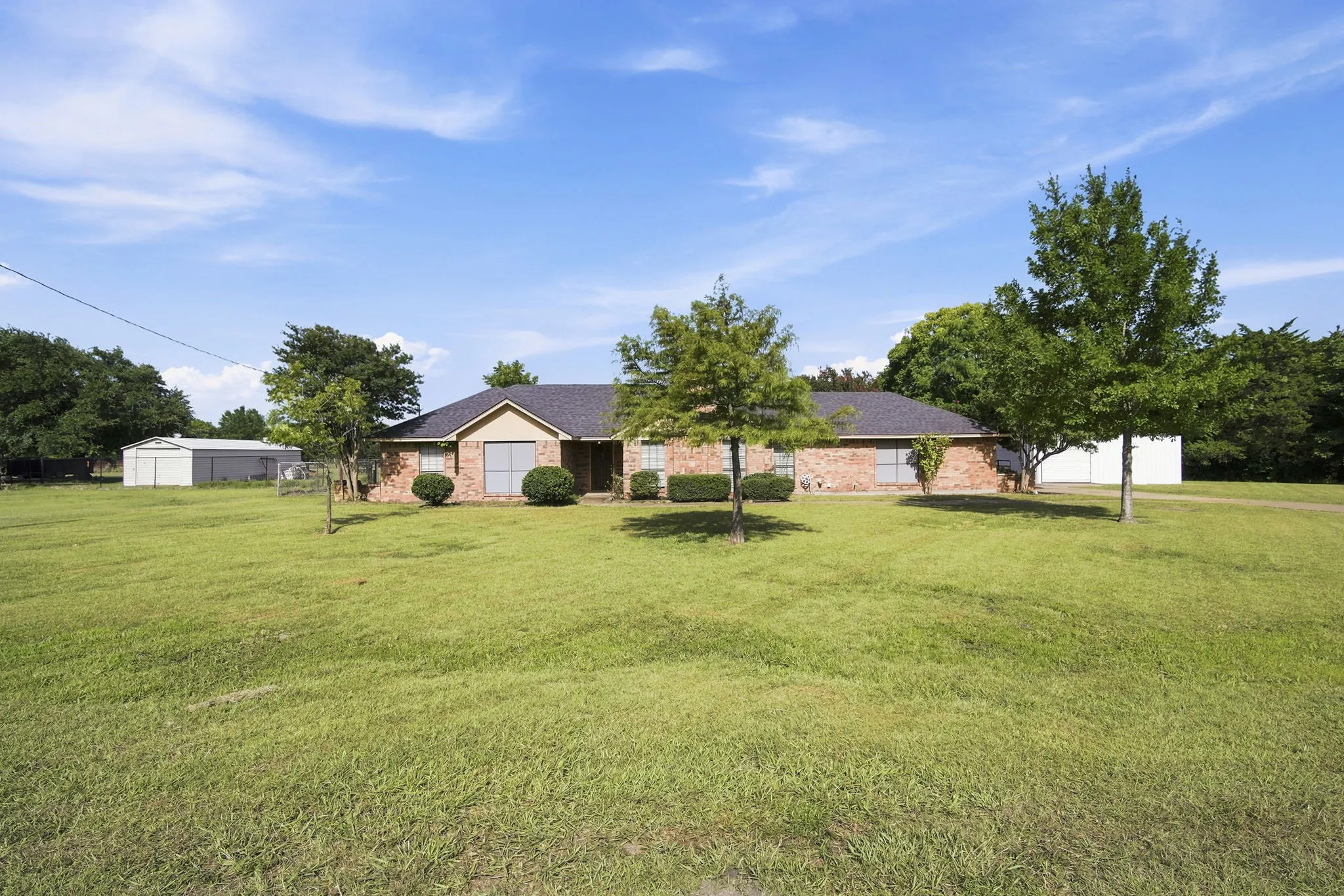 Single Family Residence For Sale in Ellis County , 112 Deborde Circle, Red Oak, Texas 75154, 3 Bedroom, 2 Bathroom, 6 Garage spaces, 2,202 Sqft, built in 1984, mls#21310359, Real Estate Agent in Red Oak, Homes For Sale in Ellis county, Homes For Sale in Red Oak, Realtor in Red Oak Texas, Real Estate Brokerage Independent Realty Texas, Luminita Cordes Realtor