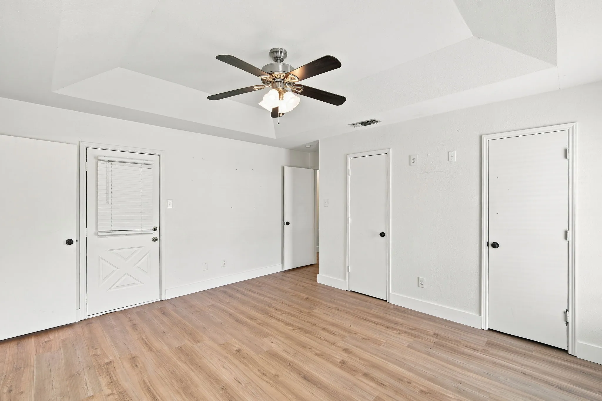 Single Family Residence For Sale in Ellis County , 112 Deborde Circle, Red Oak, Texas 75154, 3 Bedroom, 2 Bathroom, 6 Garage spaces, 2,202 Sqft, built in 1984, mls#21310359, Real Estate Agent in Red Oak, Homes For Sale in Ellis county, Homes For Sale in Red Oak, Realtor in Red Oak Texas, Real Estate Brokerage Independent Realty Texas, Luminita Cordes Realtor