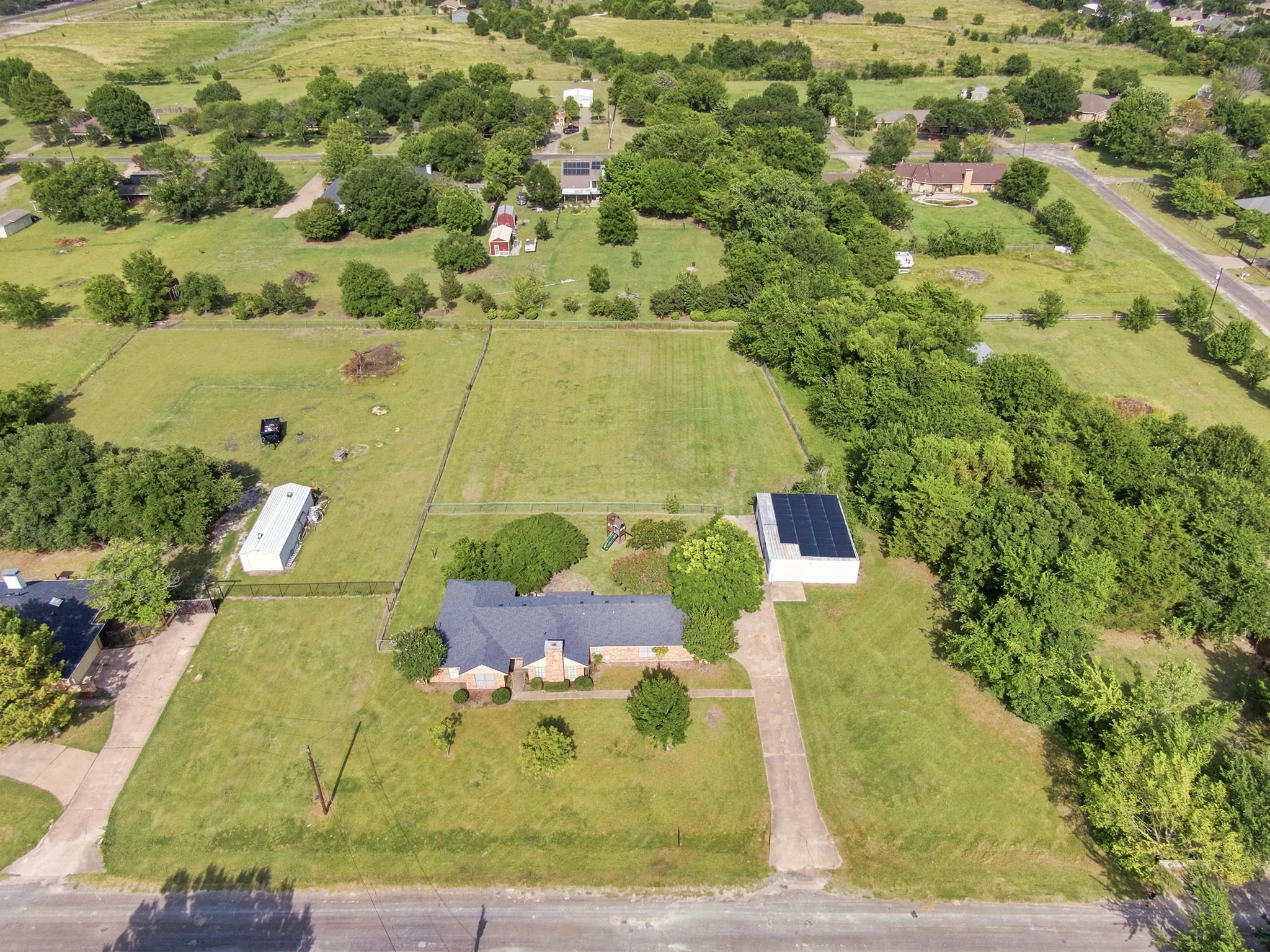 Single Family Residence For Sale in Ellis County , 112 Deborde Circle, Red Oak, Texas 75154, 3 Bedroom, 2 Bathroom, 6 Garage spaces, 2,202 Sqft, built in 1984, mls#21310359, Real Estate Agent in Red Oak, Homes For Sale in Ellis county, Homes For Sale in Red Oak, Realtor in Red Oak Texas, Real Estate Brokerage Independent Realty Texas, Luminita Cordes Realtor