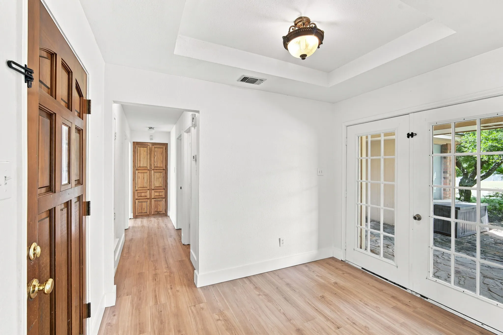Single Family Residence For Sale in Ellis County , 112 Deborde Circle, Red Oak, Texas 75154, 3 Bedroom, 2 Bathroom, 6 Garage spaces, 2,202 Sqft, built in 1984, mls#21310359, Real Estate Agent in Red Oak, Homes For Sale in Ellis county, Homes For Sale in Red Oak, Realtor in Red Oak Texas, Real Estate Brokerage Independent Realty Texas, Luminita Cordes Realtor