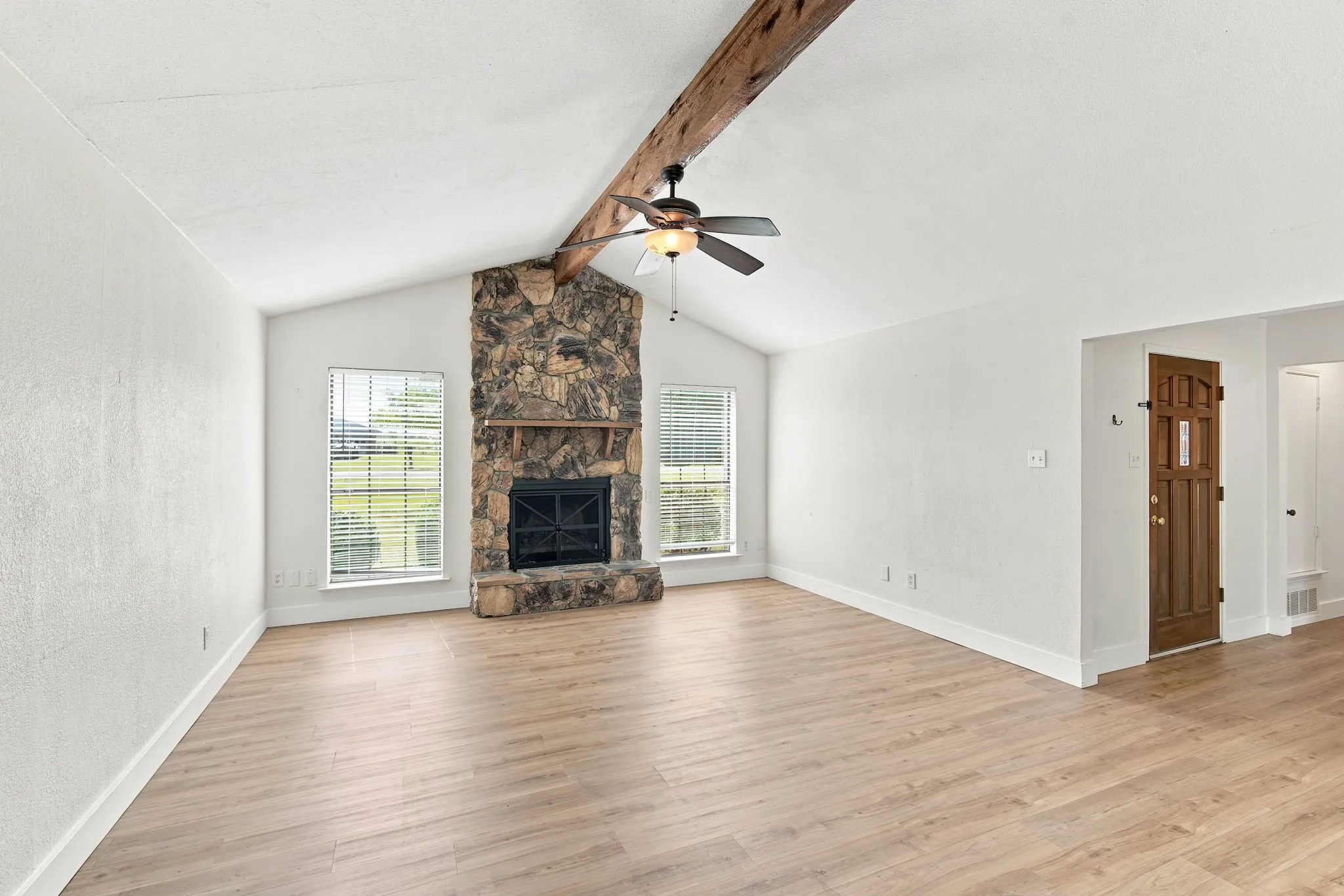Single Family Residence For Sale in Ellis County , 112 Deborde Circle, Red Oak, Texas 75154, 3 Bedroom, 2 Bathroom, 6 Garage spaces, 2,202 Sqft, built in 1984, mls#21310359, Real Estate Agent in Red Oak, Homes For Sale in Ellis county, Homes For Sale in Red Oak, Realtor in Red Oak Texas, Real Estate Brokerage Independent Realty Texas, Luminita Cordes Realtor