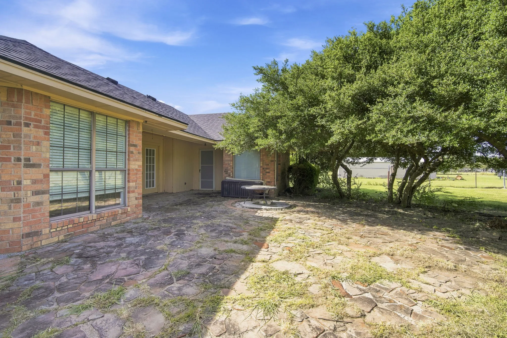 Single Family Residence For Sale in Ellis County , 112 Deborde Circle, Red Oak, Texas 75154, 3 Bedroom, 2 Bathroom, 6 Garage spaces, 2,202 Sqft, built in 1984, mls#21310359, Real Estate Agent in Red Oak, Homes For Sale in Ellis county, Homes For Sale in Red Oak, Realtor in Red Oak Texas, Real Estate Brokerage Independent Realty Texas, Luminita Cordes Realtor