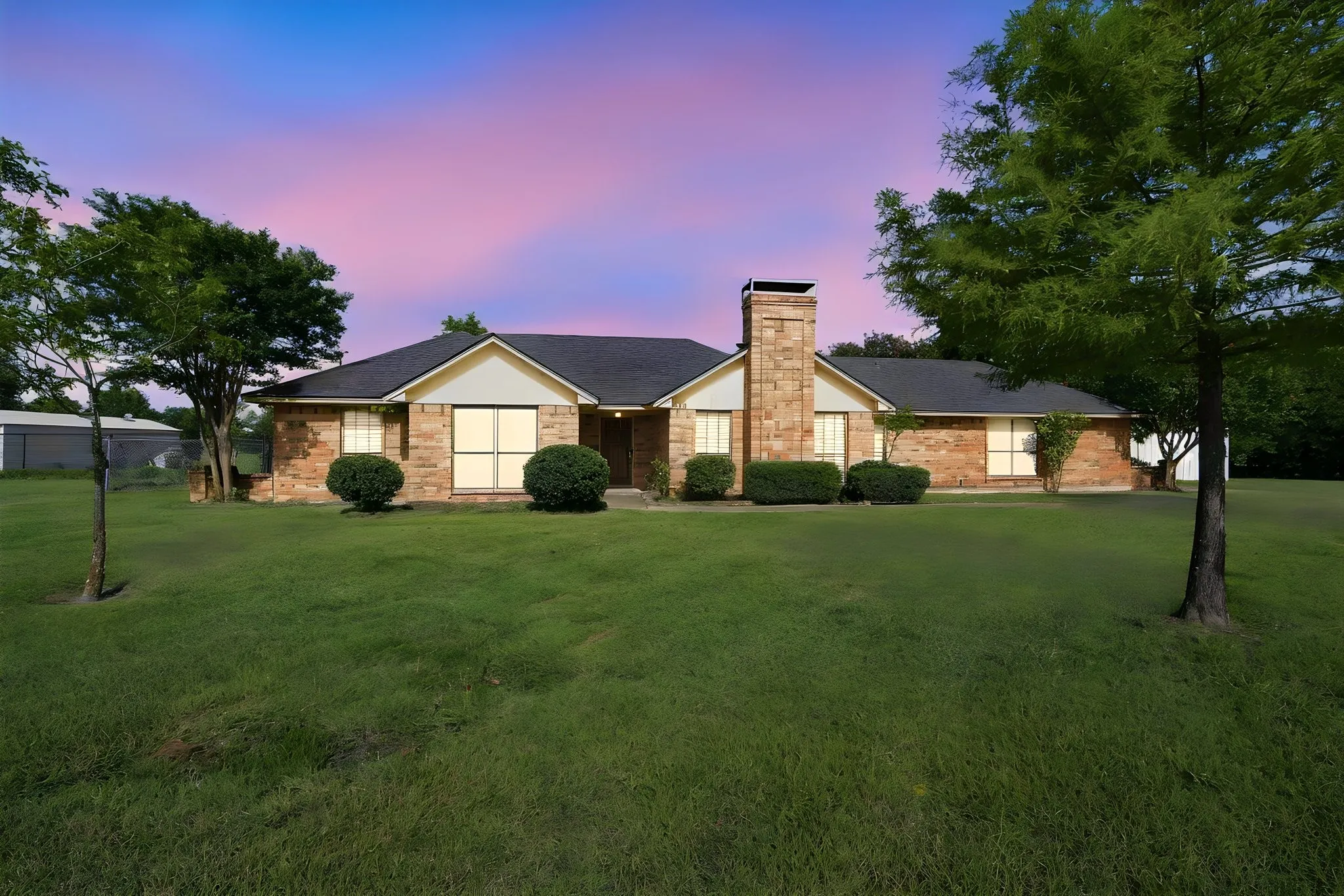Single Family Residence For Sale in Ellis County , 112 Deborde Circle, Red Oak, Texas 75154, 3 Bedroom, 2 Bathroom, 6 Garage spaces, 2,202 Sqft, built in 1984, mls#21310359, Real Estate Agent in Red Oak, Homes For Sale in Ellis county, Homes For Sale in Red Oak, Realtor in Red Oak Texas, Real Estate Brokerage Independent Realty Texas, Luminita Cordes Realtor