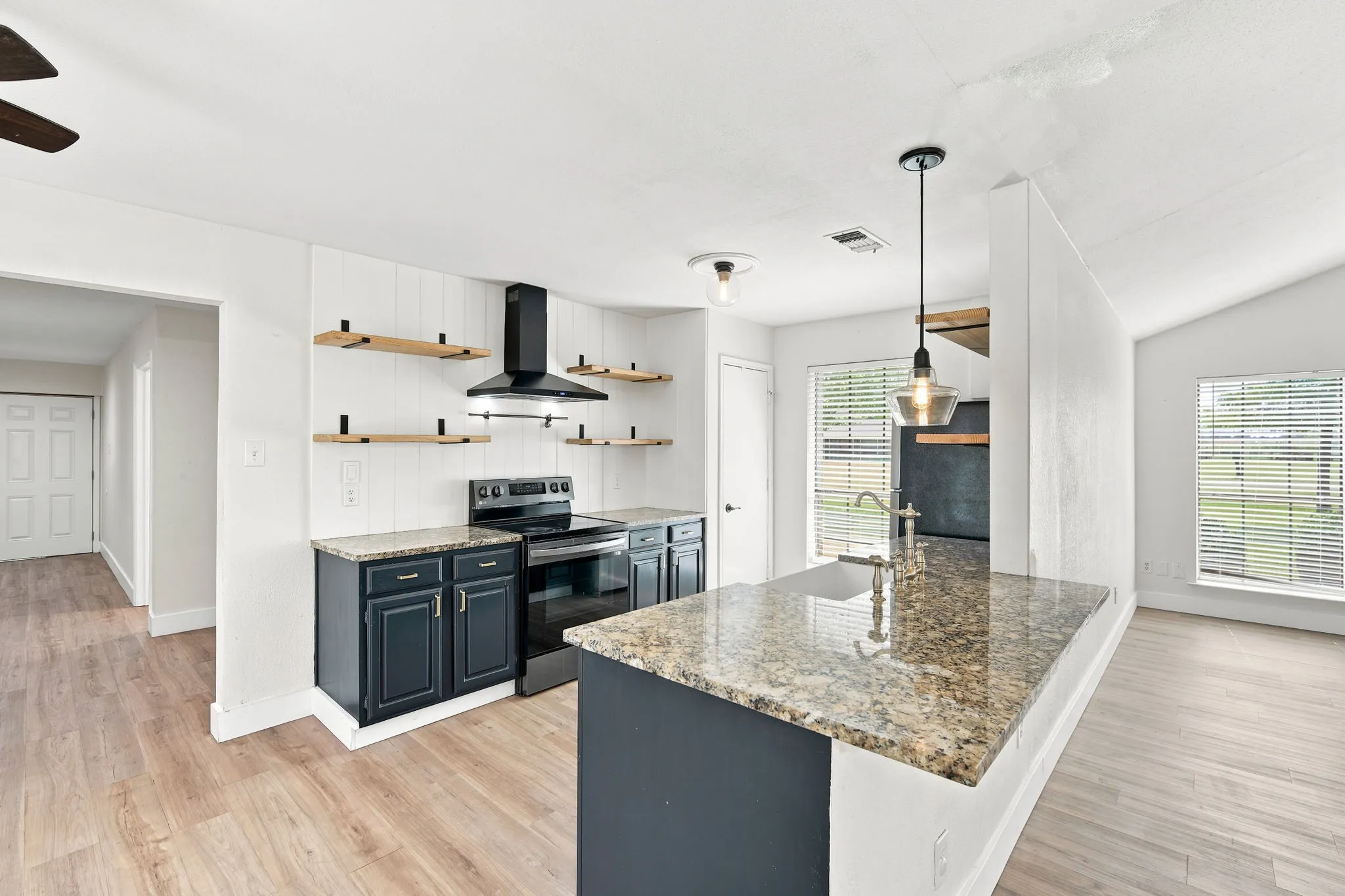 Single Family Residence For Sale in Ellis County , 112 Deborde Circle, Red Oak, Texas 75154, 3 Bedroom, 2 Bathroom, 6 Garage spaces, 2,202 Sqft, built in 1984, mls#21310359, Real Estate Agent in Red Oak, Homes For Sale in Ellis county, Homes For Sale in Red Oak, Realtor in Red Oak Texas, Real Estate Brokerage Independent Realty Texas, Luminita Cordes Realtor