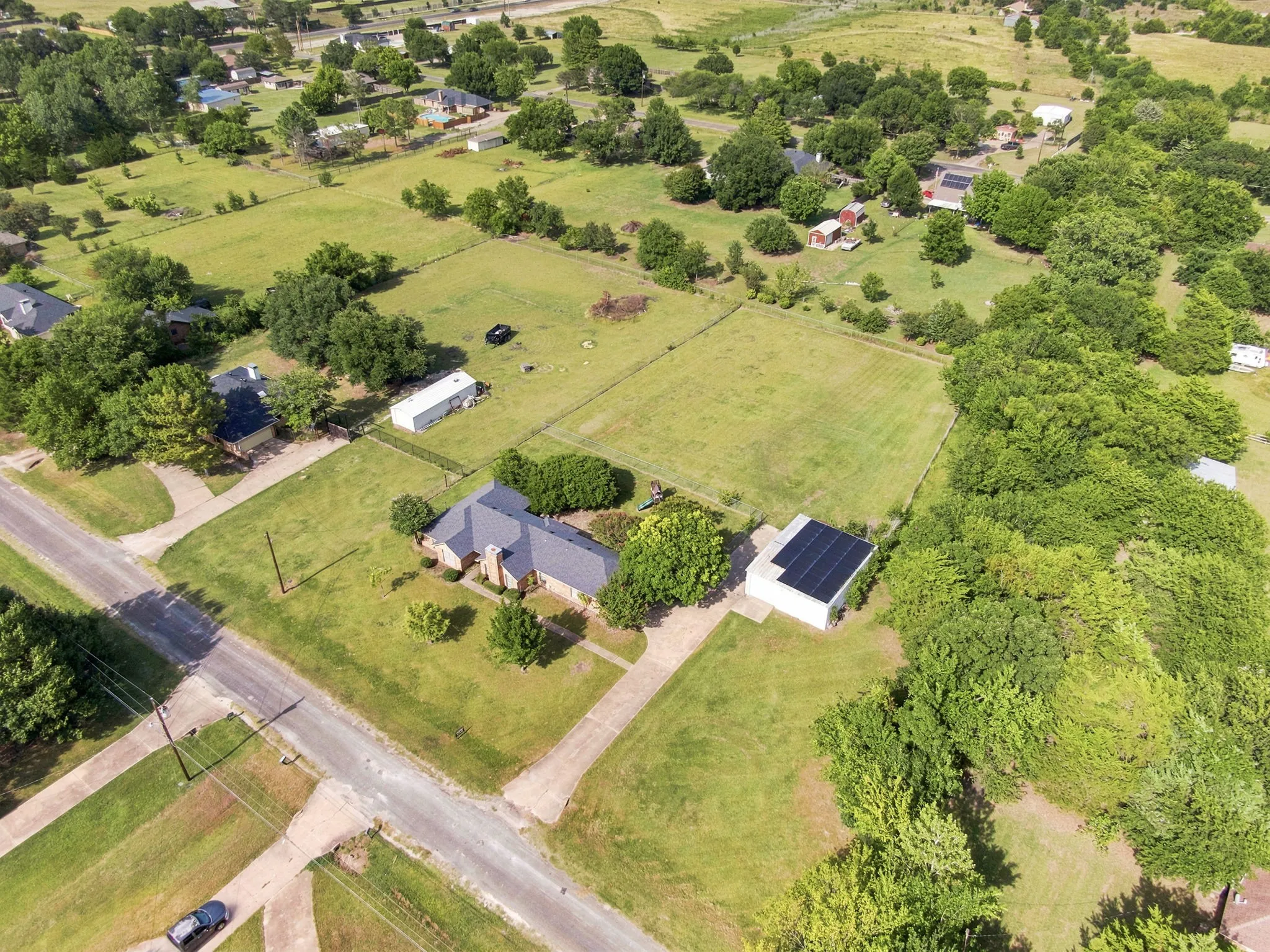 Single Family Residence For Sale in Ellis County , 112 Deborde Circle, Red Oak, Texas 75154, 3 Bedroom, 2 Bathroom, 6 Garage spaces, 2,202 Sqft, built in 1984, mls#21310359, Real Estate Agent in Red Oak, Homes For Sale in Ellis county, Homes For Sale in Red Oak, Realtor in Red Oak Texas, Real Estate Brokerage Independent Realty Texas, Luminita Cordes Realtor