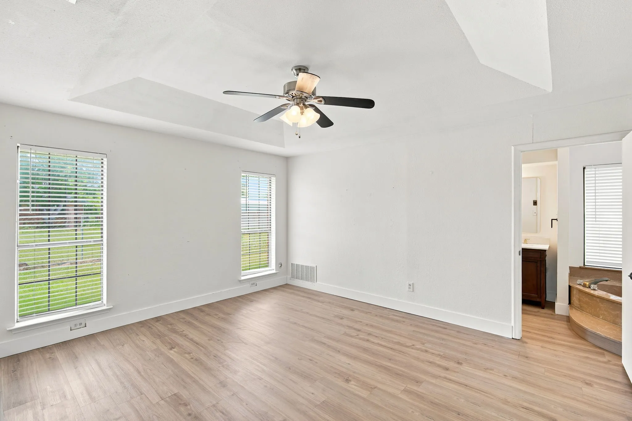 Single Family Residence For Sale in Ellis County , 112 Deborde Circle, Red Oak, Texas 75154, 3 Bedroom, 2 Bathroom, 6 Garage spaces, 2,202 Sqft, built in 1984, mls#21310359, Real Estate Agent in Red Oak, Homes For Sale in Ellis county, Homes For Sale in Red Oak, Realtor in Red Oak Texas, Real Estate Brokerage Independent Realty Texas, Luminita Cordes Realtor