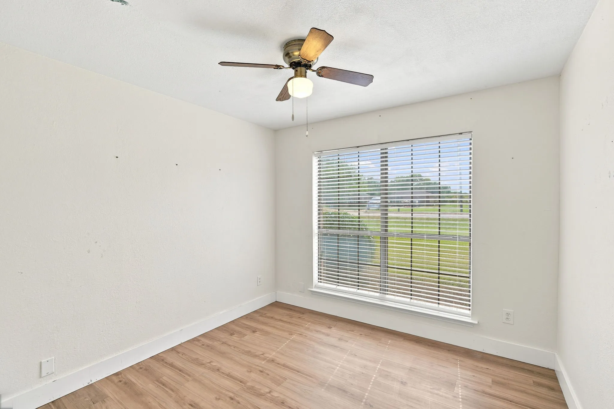Single Family Residence For Sale in Ellis County , 112 Deborde Circle, Red Oak, Texas 75154, 3 Bedroom, 2 Bathroom, 6 Garage spaces, 2,202 Sqft, built in 1984, mls#21310359, Real Estate Agent in Red Oak, Homes For Sale in Ellis county, Homes For Sale in Red Oak, Realtor in Red Oak Texas, Real Estate Brokerage Independent Realty Texas, Luminita Cordes Realtor
