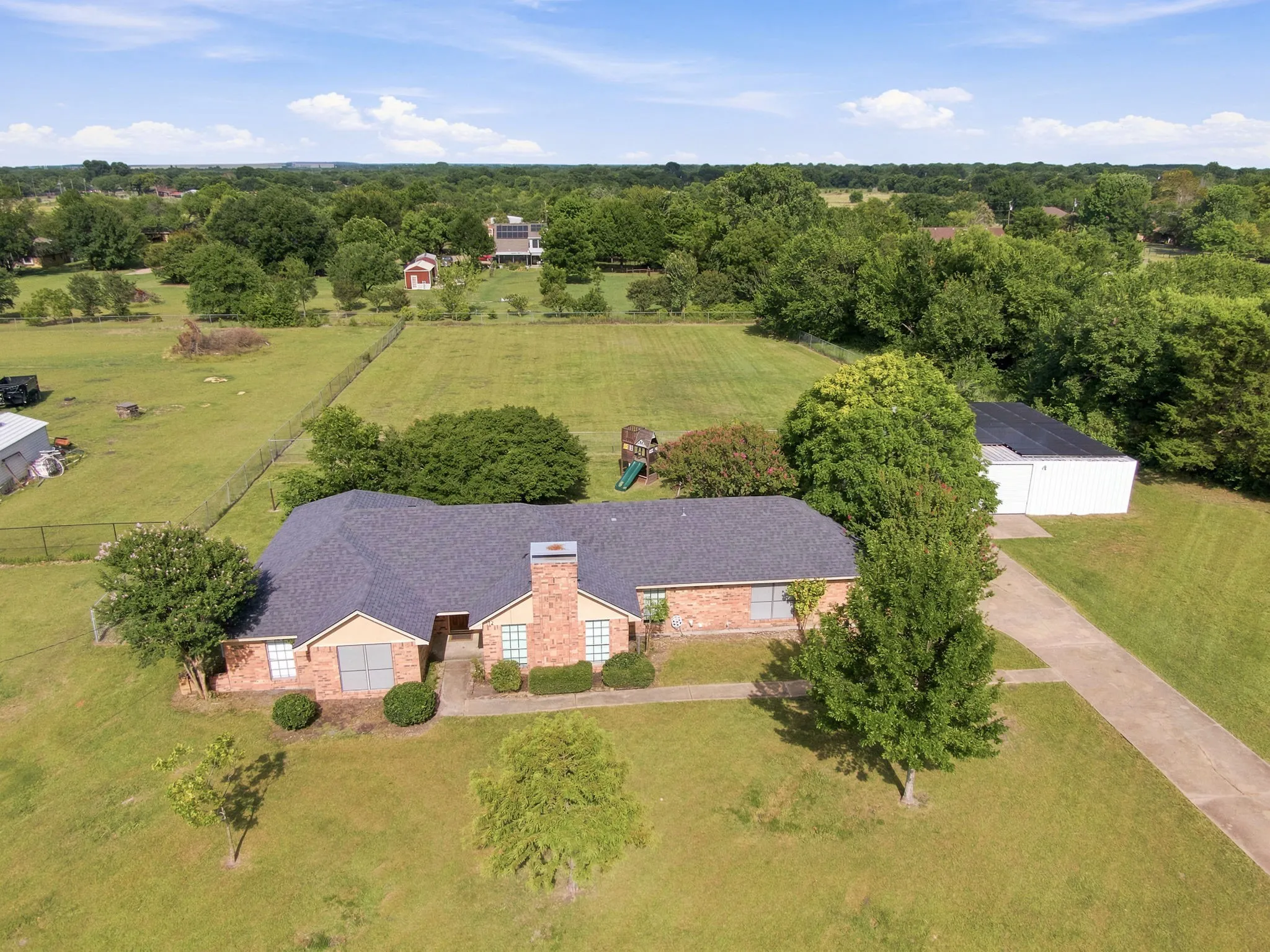 Single Family Residence For Sale in Ellis County , 112 Deborde Circle, Red Oak, Texas 75154, 3 Bedroom, 2 Bathroom, 6 Garage spaces, 2,202 Sqft, built in 1984, mls#21310359, Real Estate Agent in Red Oak, Homes For Sale in Ellis county, Homes For Sale in Red Oak, Realtor in Red Oak Texas, Real Estate Brokerage Independent Realty Texas, Luminita Cordes Realtor