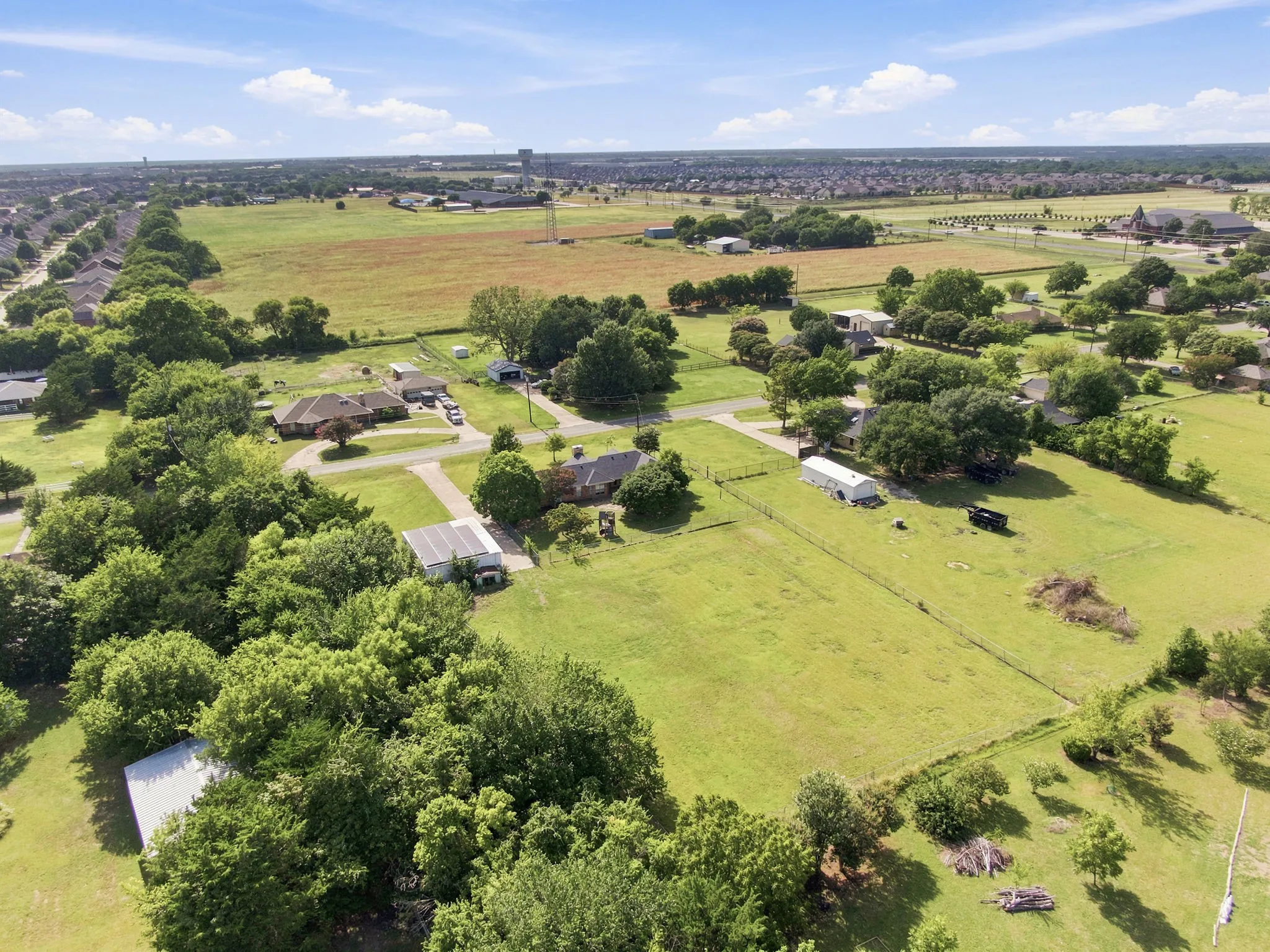 Single Family Residence For Sale in Ellis County , 112 Deborde Circle, Red Oak, Texas 75154, 3 Bedroom, 2 Bathroom, 6 Garage spaces, 2,202 Sqft, built in 1984, mls#21310359, Real Estate Agent in Red Oak, Homes For Sale in Ellis county, Homes For Sale in Red Oak, Realtor in Red Oak Texas, Real Estate Brokerage Independent Realty Texas, Luminita Cordes Realtor